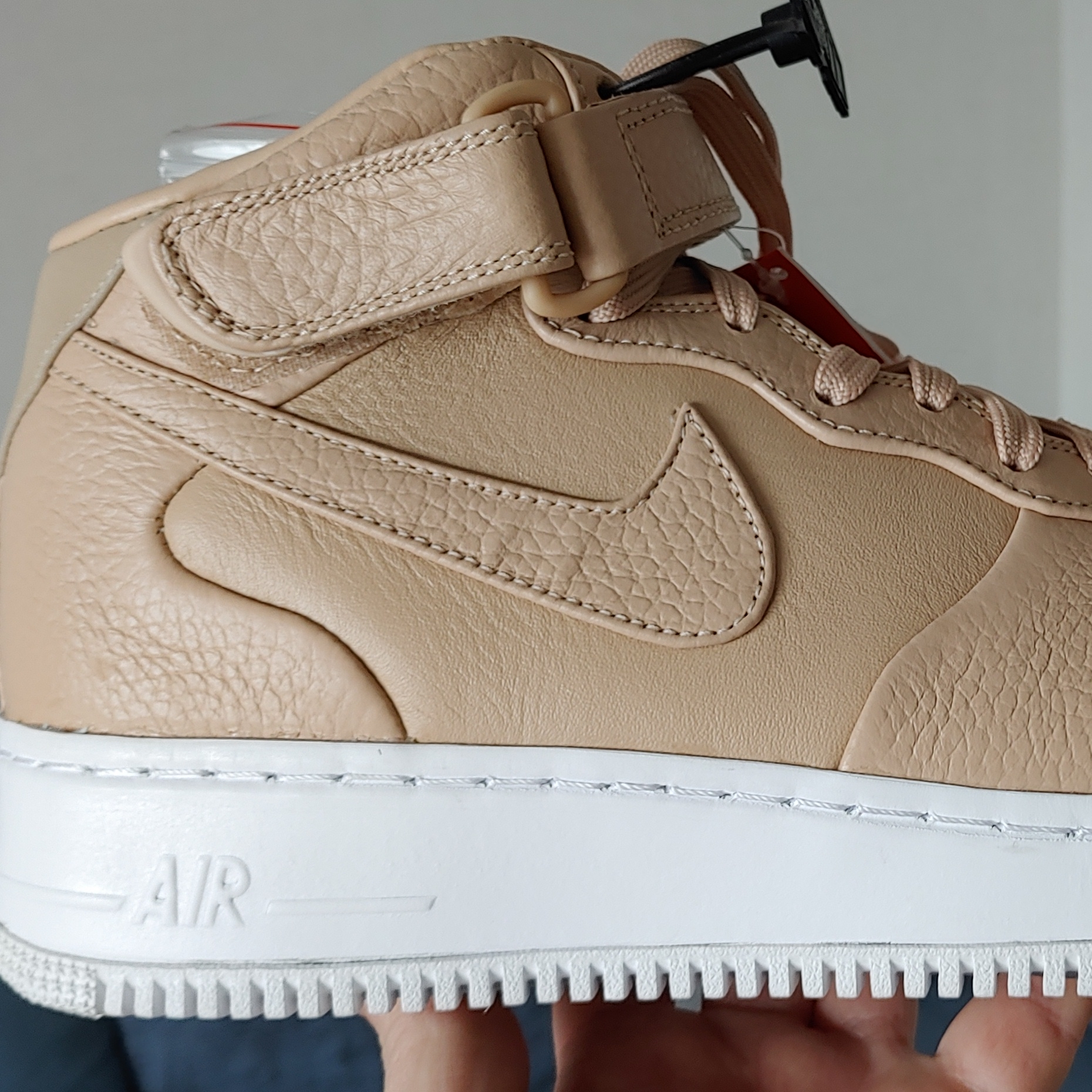 Jordan 1 Mid College Grey, Nike Air Force 1 '07 QS LBJ 착용 스타일 - 2
