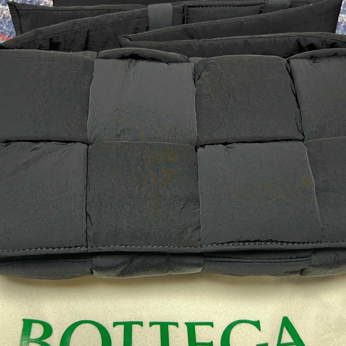 Bottega Veneta Padded Tech Cassette Black 착용 스타일 - 2