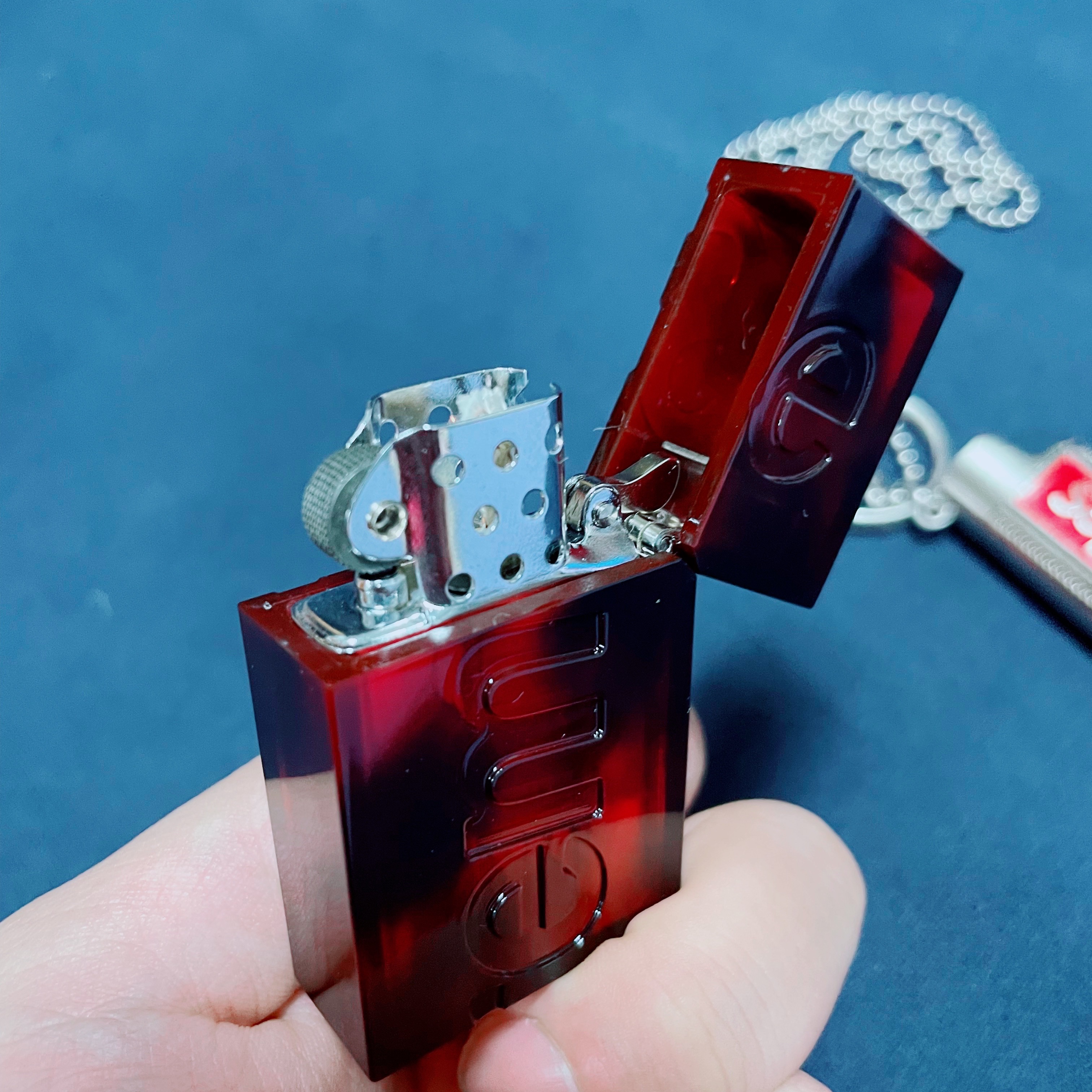 Supreme x Tsubota Pearl Hard Edge Lighter Red - 21FW, Supreme Metal Lighter Holster - 19SS 착용 스타일 - 2