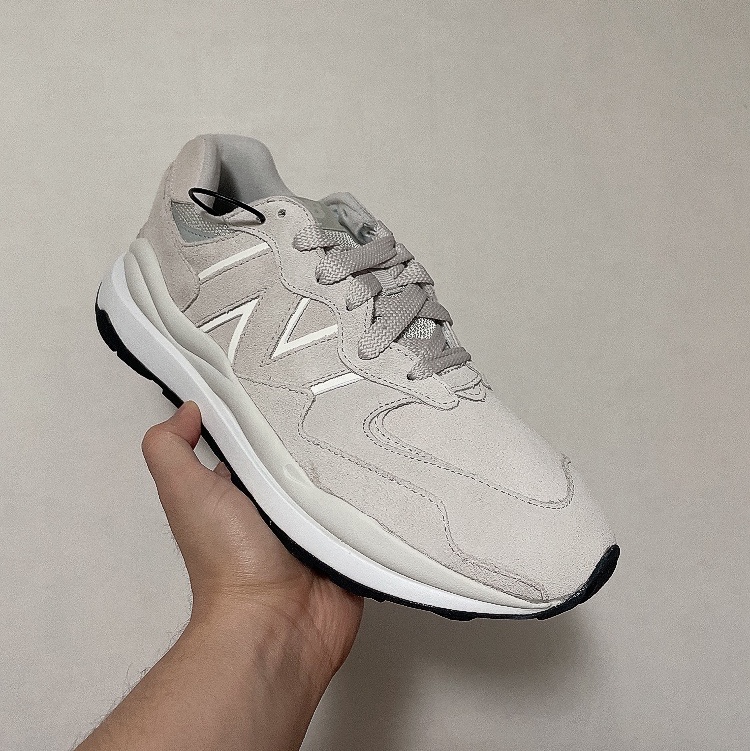 New Balance 5740 Moonbeam Sea Salt 착용 스타일