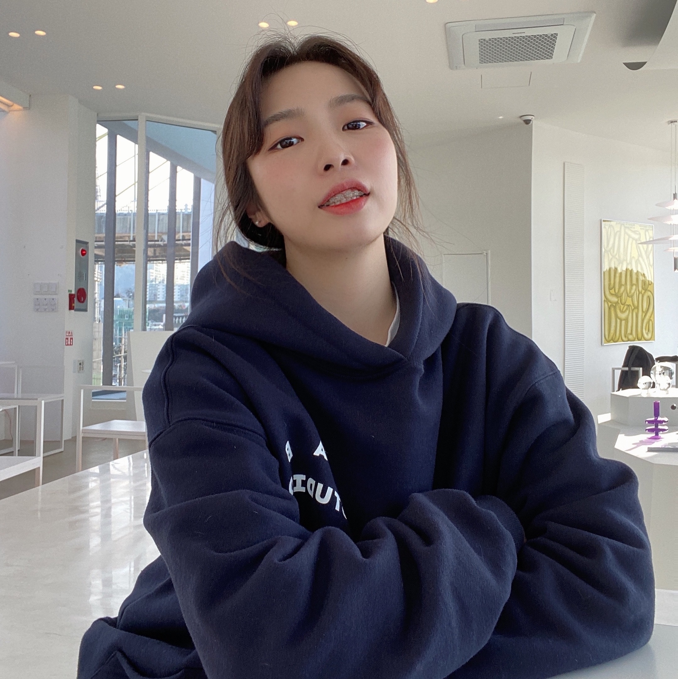IAB Studio Hoodie Navy - 21SS 착용 스타일 - 2
