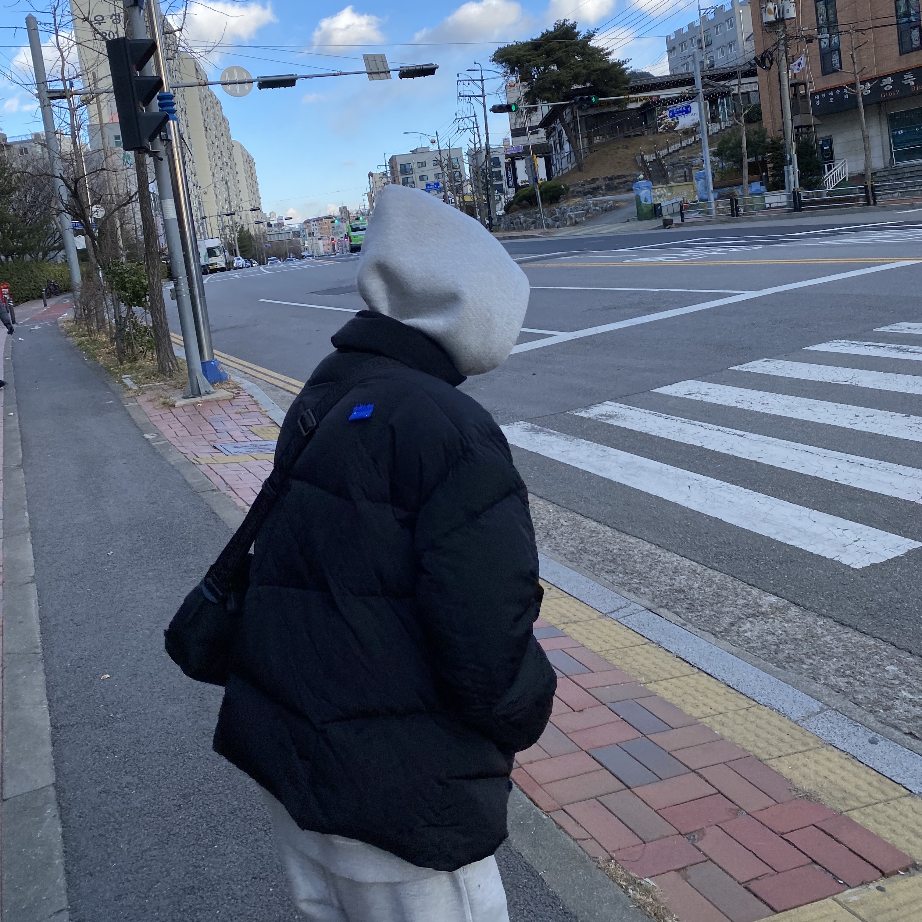 Zara x Ader Error Puffer Jacket Black, Maison Mihara Yasuhiro Peterson OG Sole Canvas Low Sneakers Black 착용 스타일 - 5