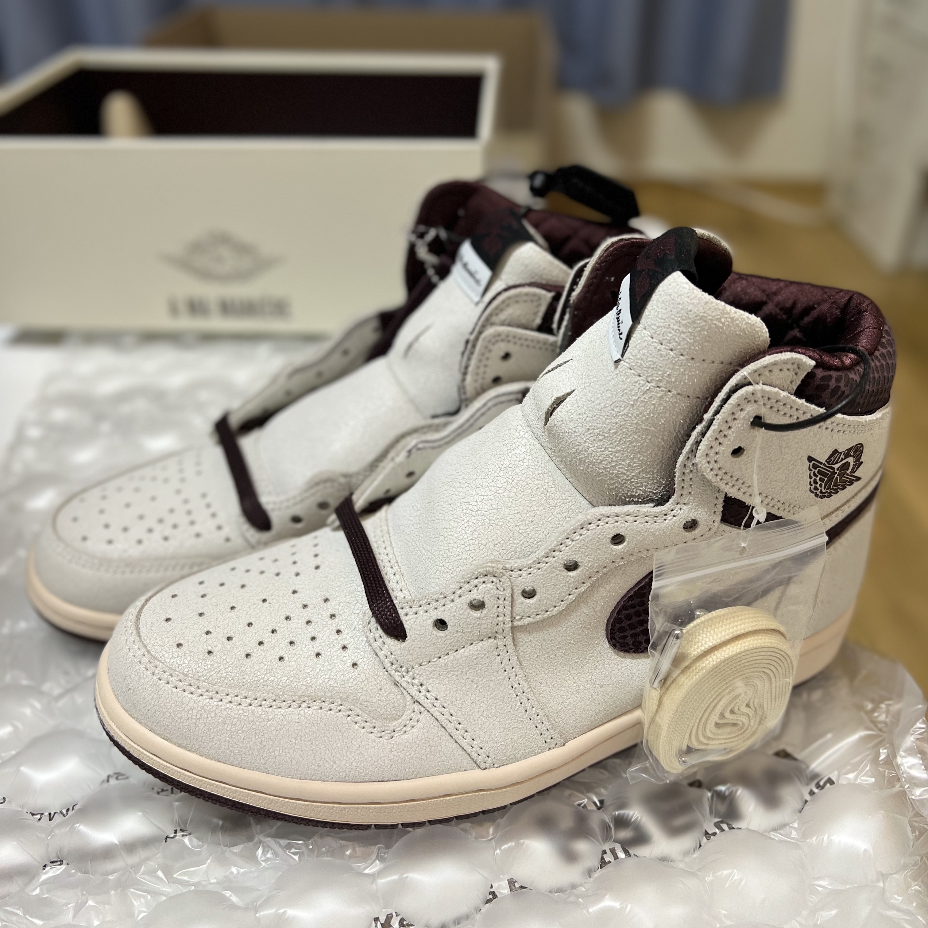 Jordan 1 x A Ma Maniere Retro High OG SP Sail and Burgundy 착용 스타일 - 2