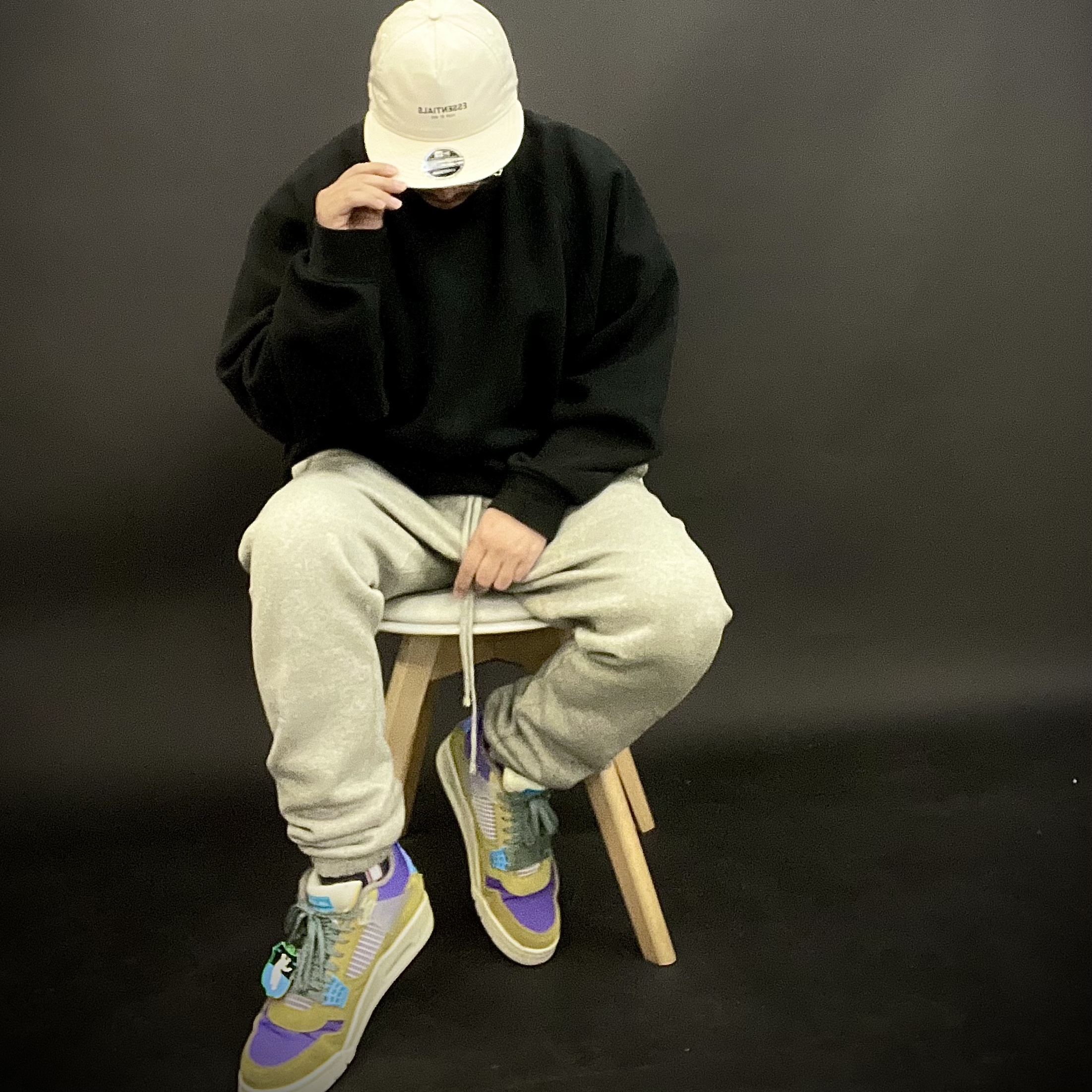 Essentials x New Era Retro Crown Strapback Black, Essentials The Core Collection Pullover Crewneck Black 착용 스타일