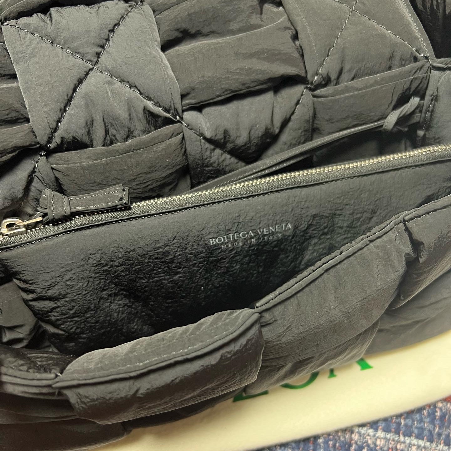 Bottega Veneta Padded Tech Cassette Black 착용 스타일 - 3