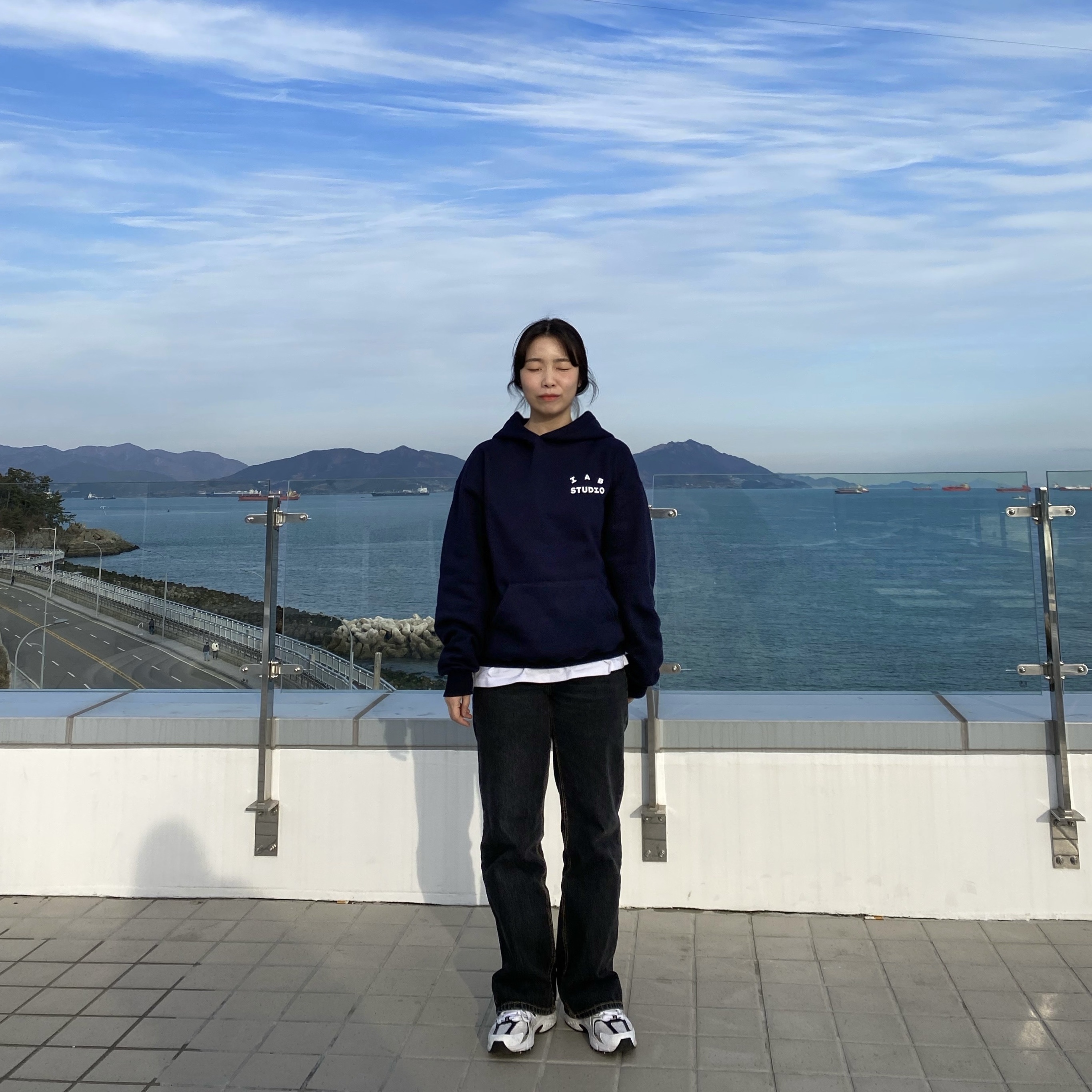 IAB Studio Hoodie Navy - 21SS 착용 스타일 - 1