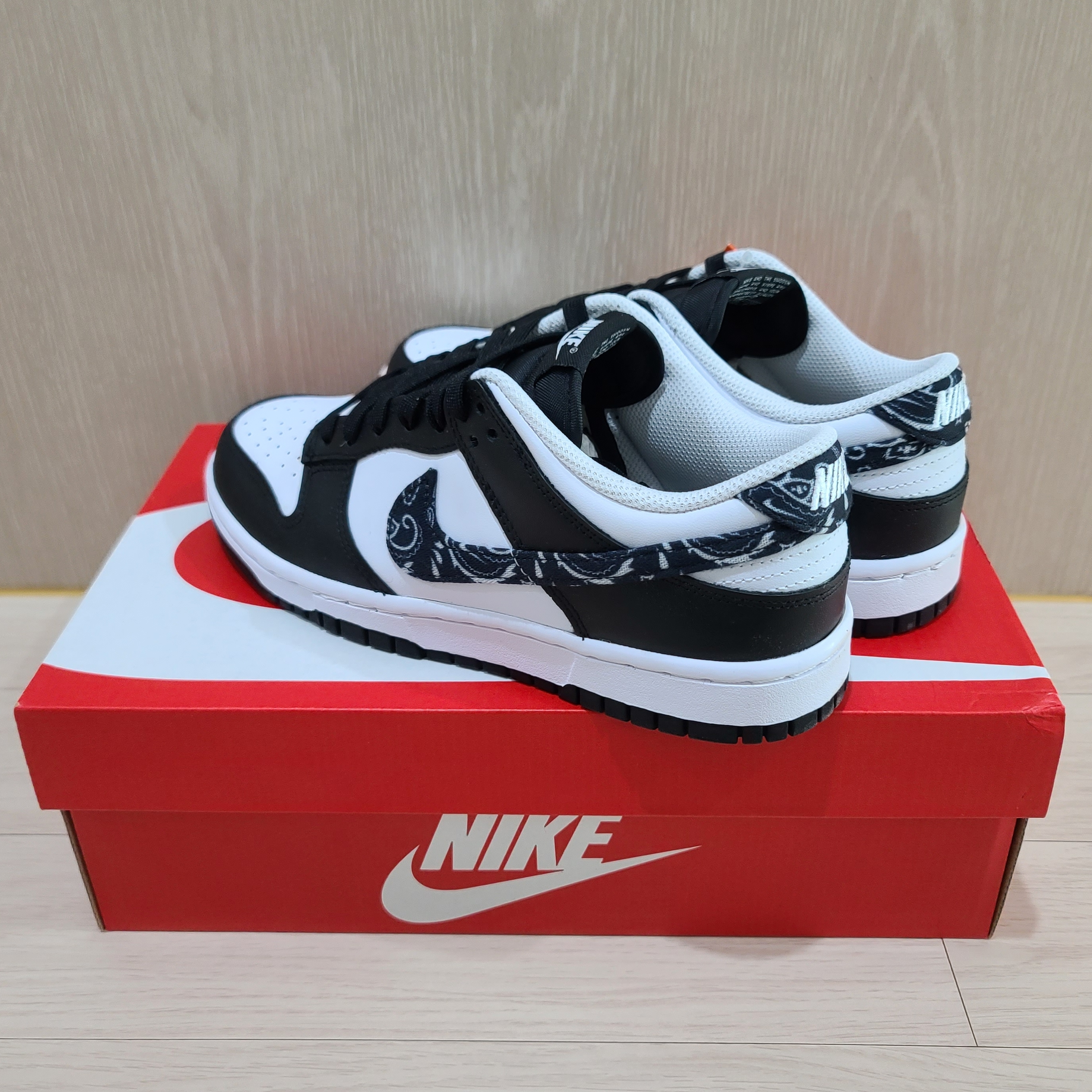 (W) Nike Dunk Low Essential Black Paisley 착용 스타일 - 2
