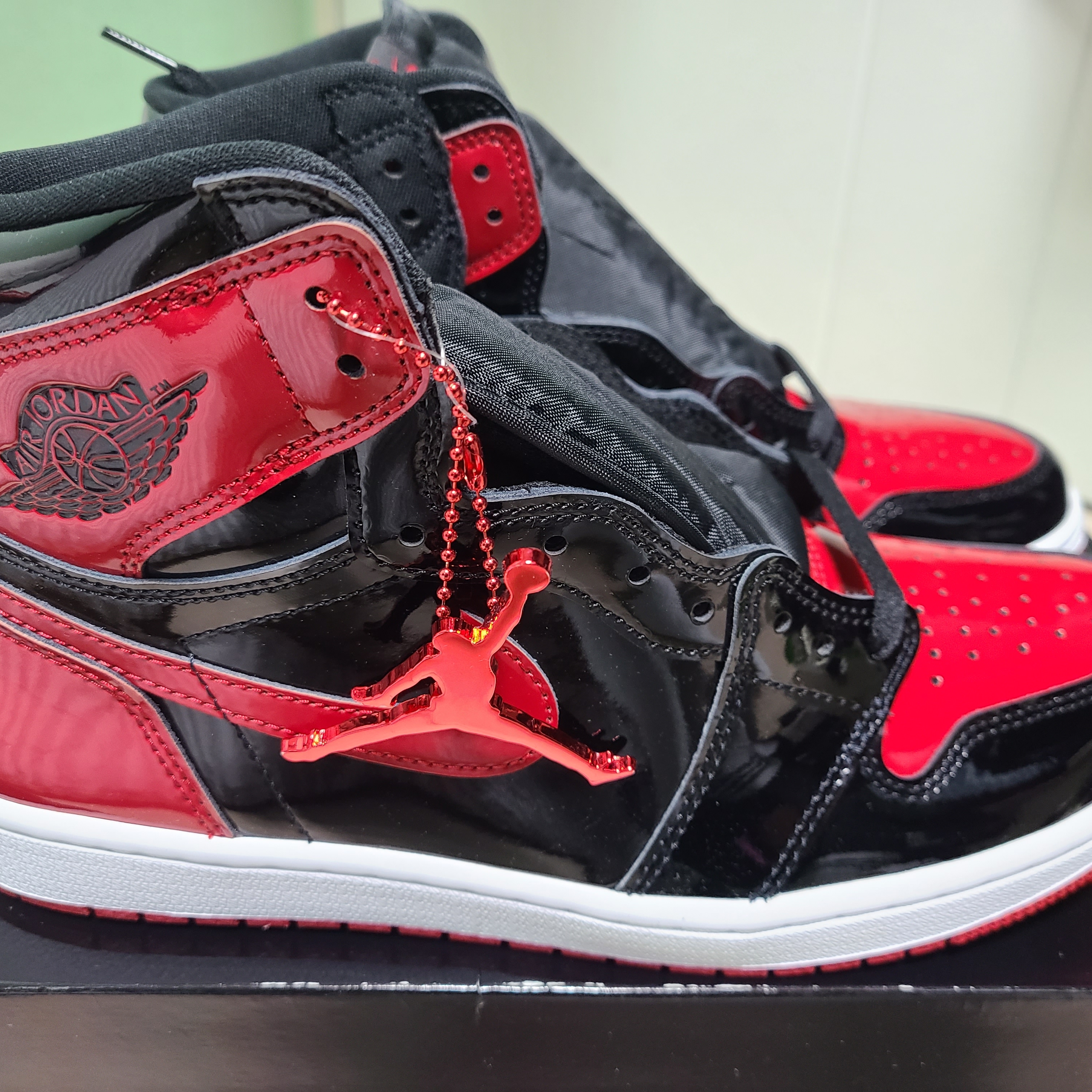 Jordan 1 Retro High OG Patent Bred 착용 스타일 - 1