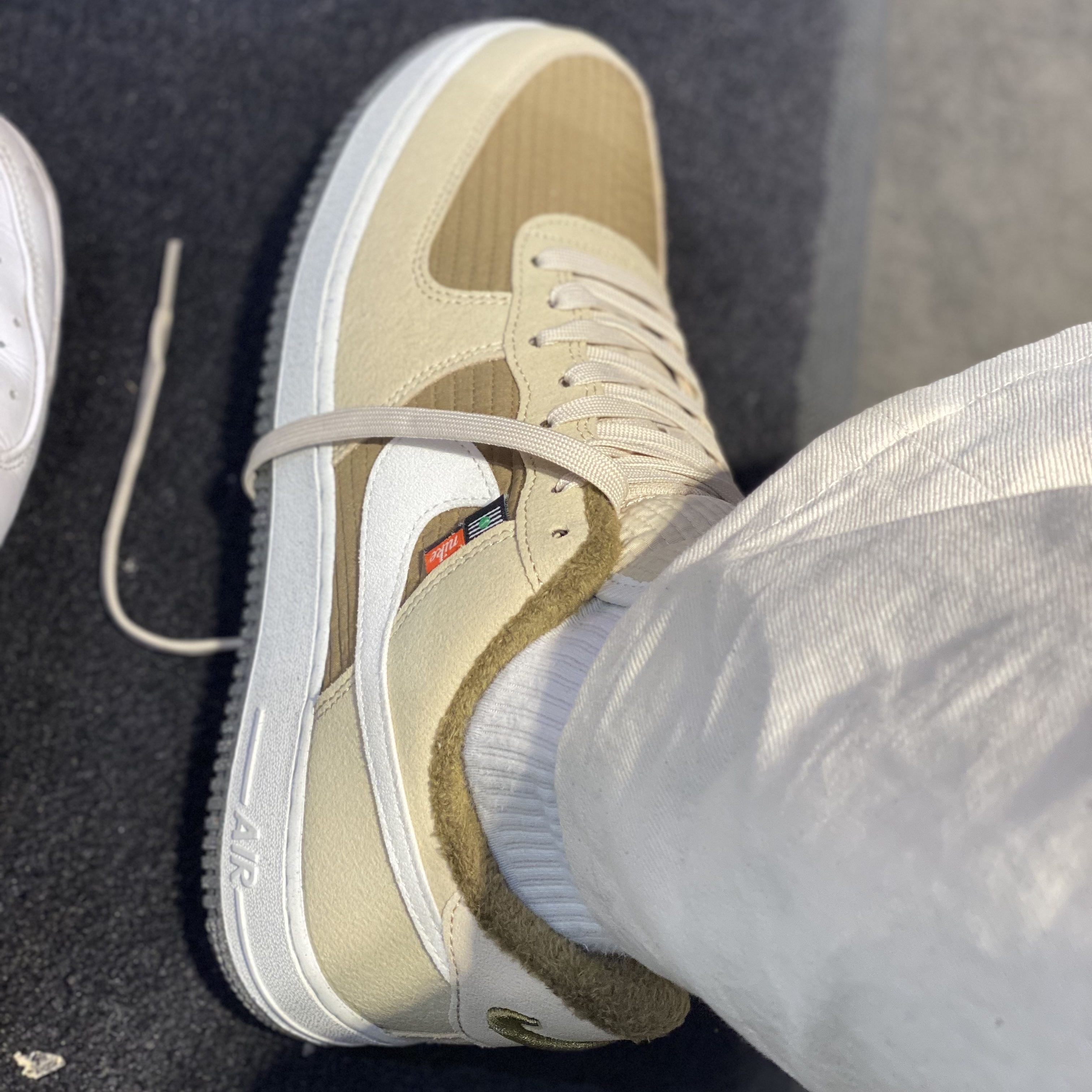 Nike Air Force 1 '07 LV8 Next Nature Rattan Sail Brown Kelp 착용 스타일 - 2