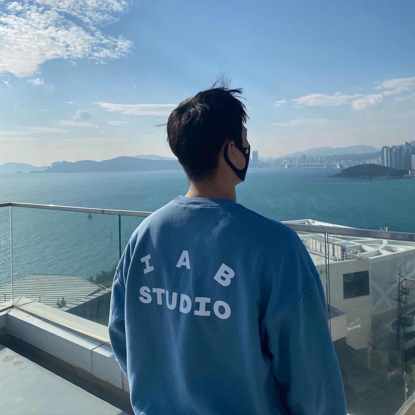 IAB Studio Crewneck Sky Blue 착용 스타일 - 1