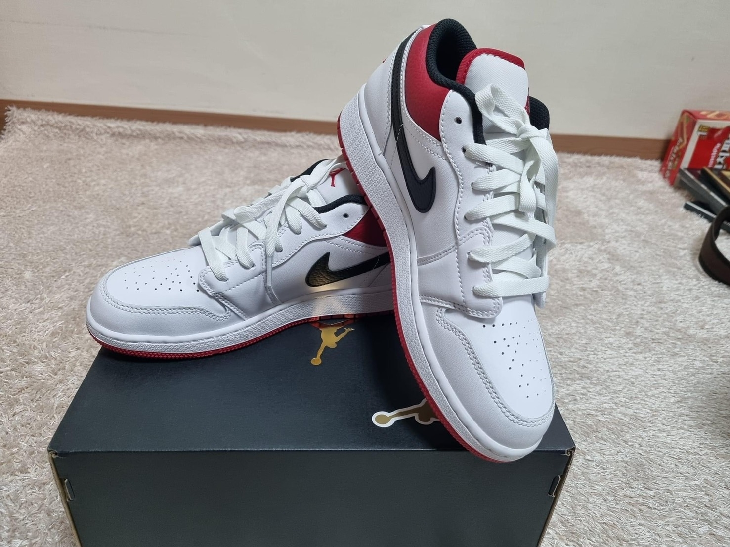 (GS) Jordan 1 Low White Red Black 착용 스타일 - 3