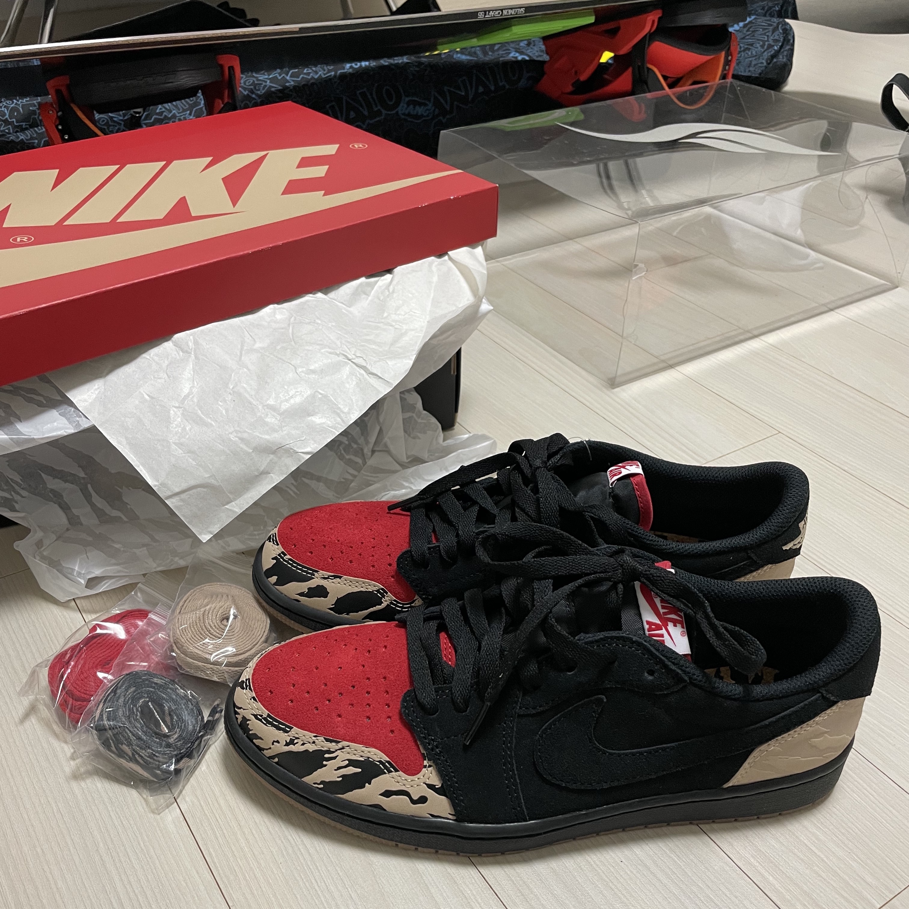 Jordan 1 x SoleFly Retro Low OG SP Black and Sport Red 착용 스타일 - 2