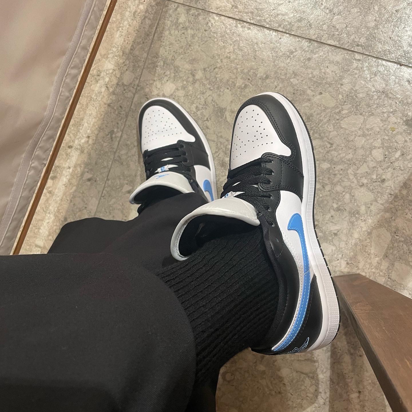(W) Jordan 1 Low Black University Blue 착용 스타일 - 2