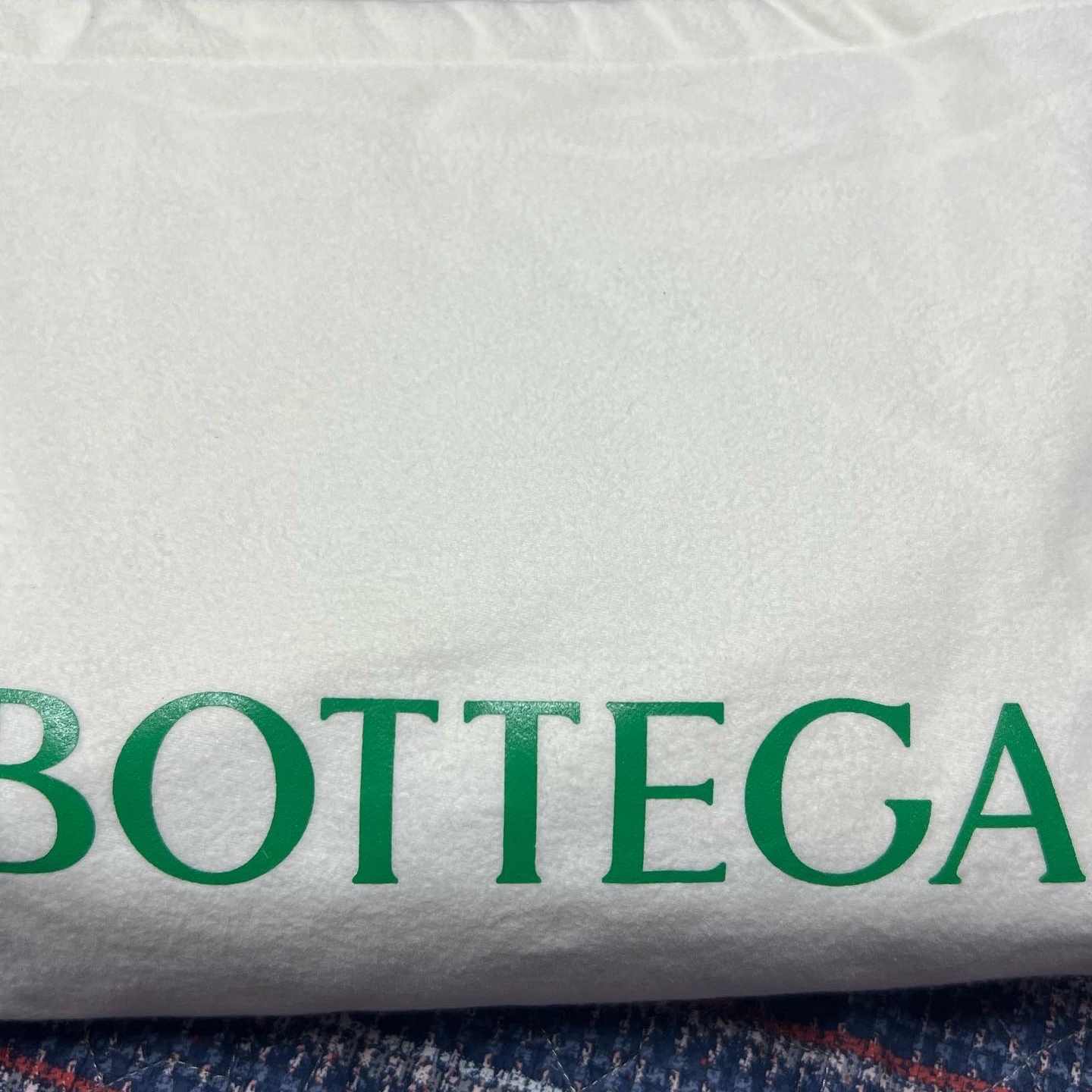 Bottega Veneta Padded Tech Cassette Black 착용 스타일 - 1