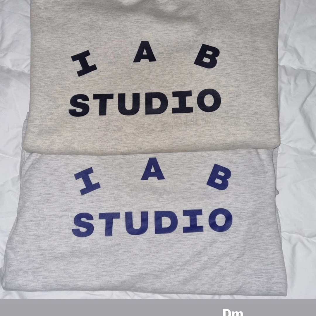 IAB Studio Sweatshirt Oatmeal Navy, IAB Studio Long Sleeve Light Gray 착용 스타일 - 1