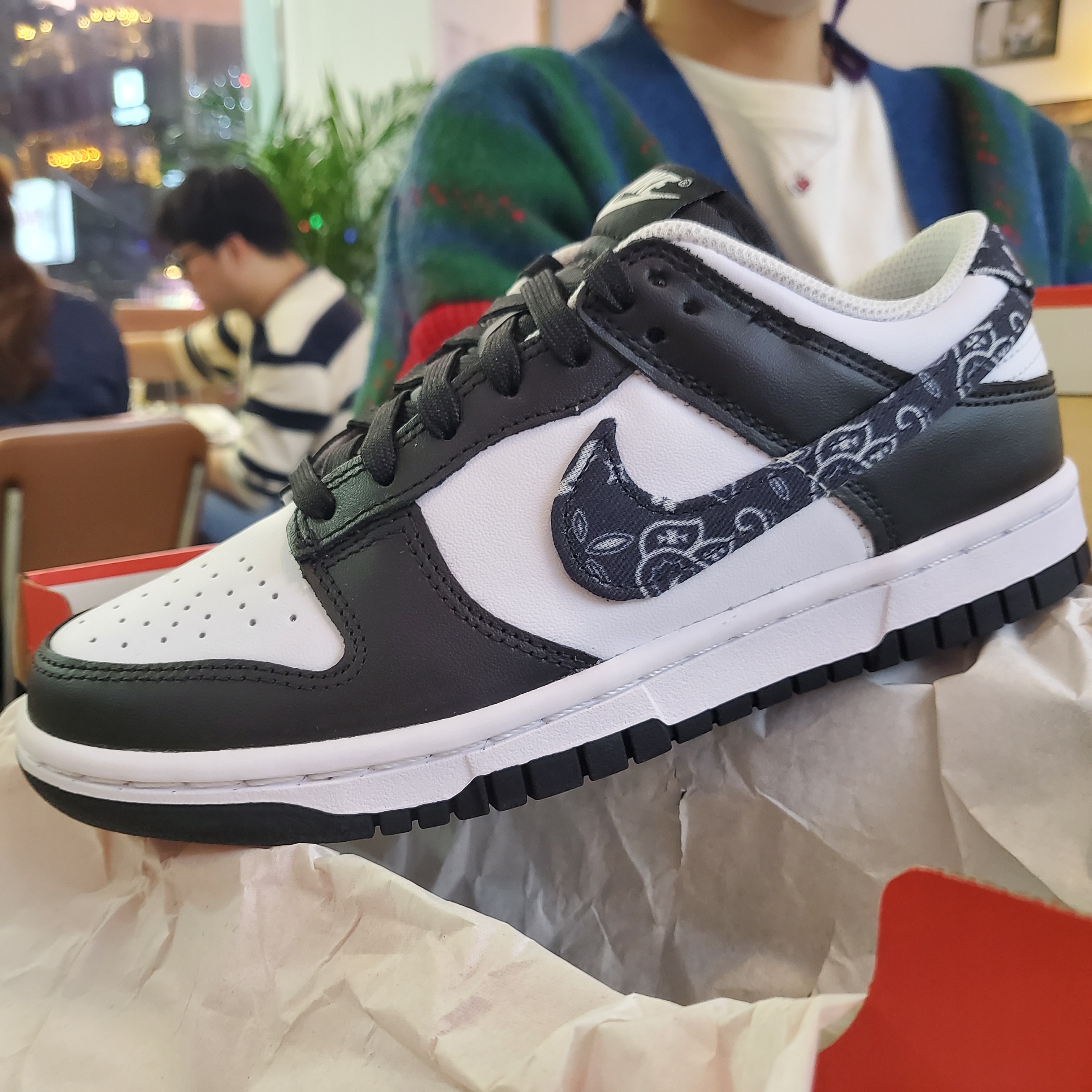 (W) Nike Dunk Low Essential Black Paisley 착용 스타일