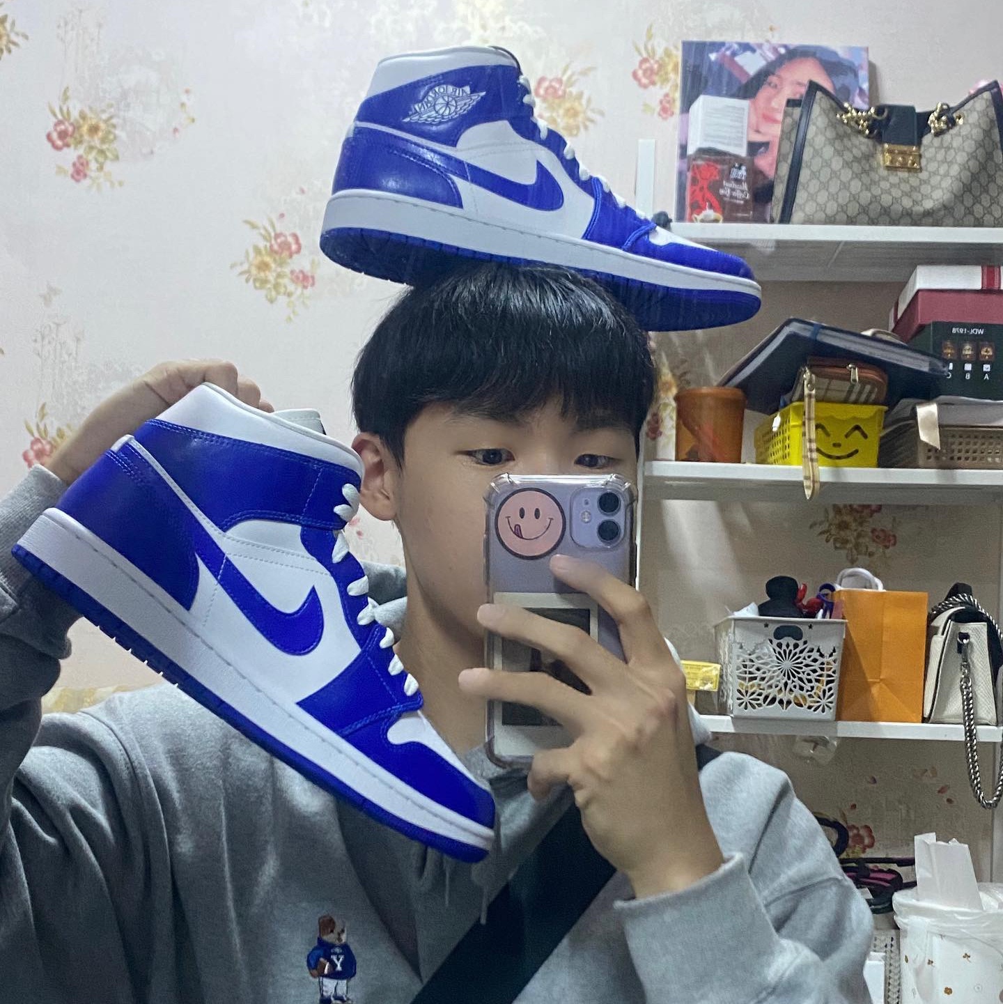 (W) Jordan 1 Mid White Hyper Royal 착용 스타일 - 1