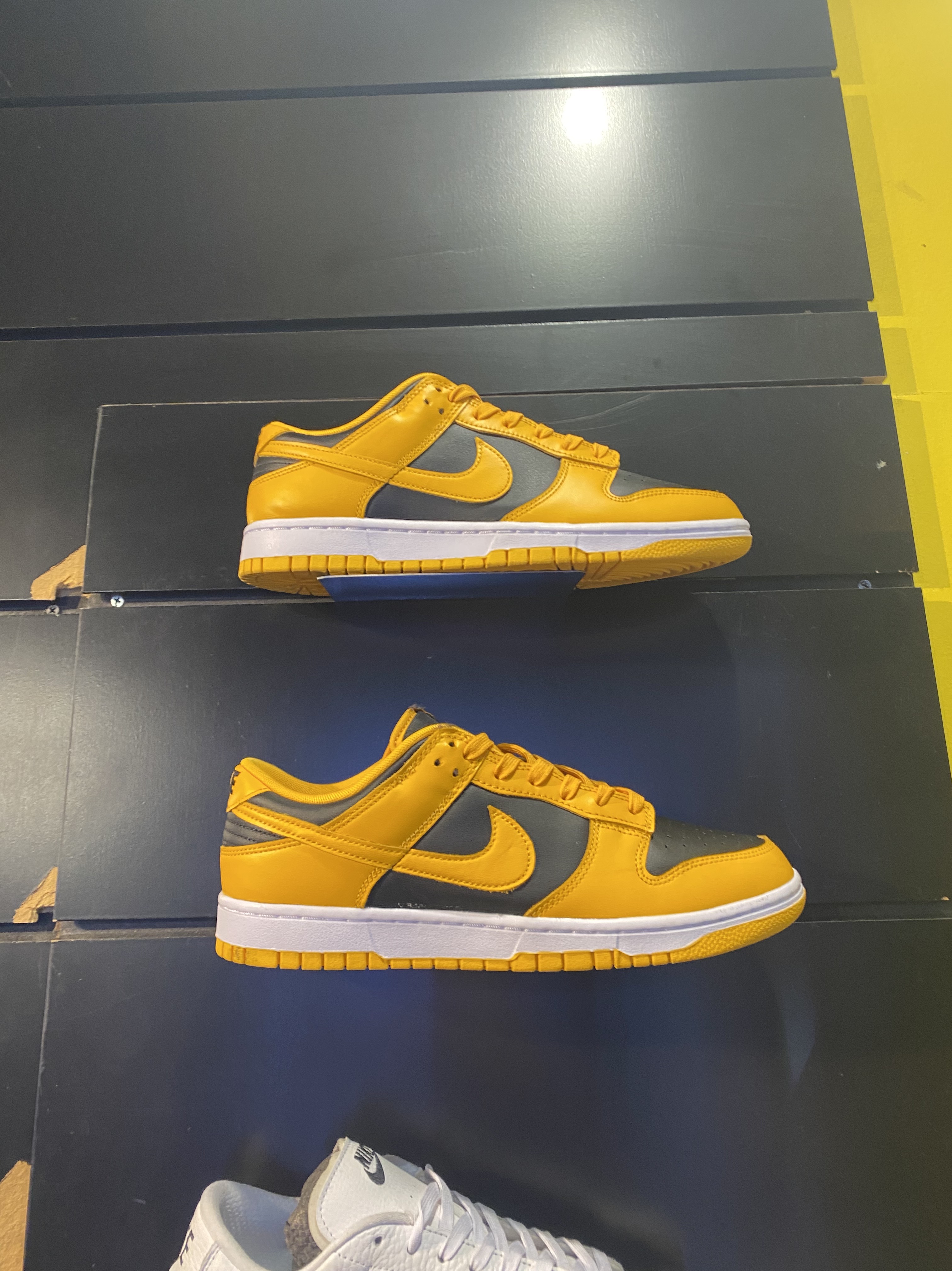 Bottega Veneta Padded Tech Cassette Black, Nike Dunk Low Retro Championship Goldenrod 착용 스타일 - 3