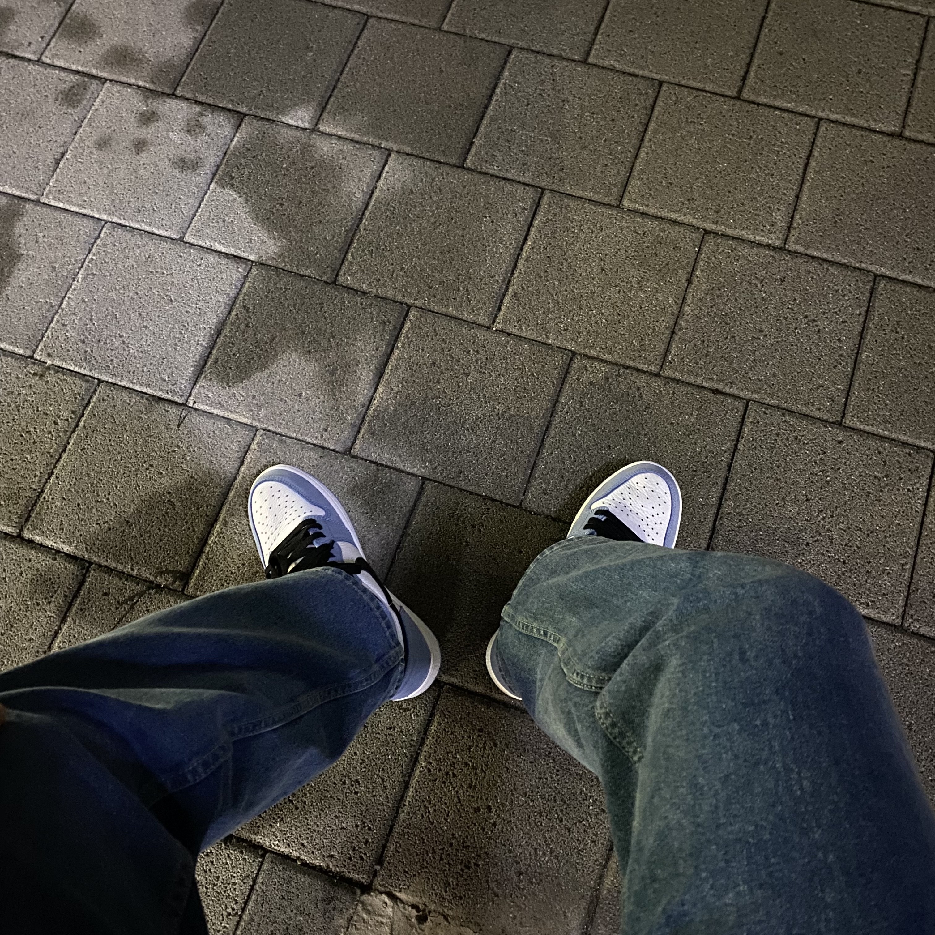 Jordan 1 Retro High OG University Blue, Nike x Peaceminusone Air Force 1 Low Para-Noise 2.0 착용 스타일 - 1