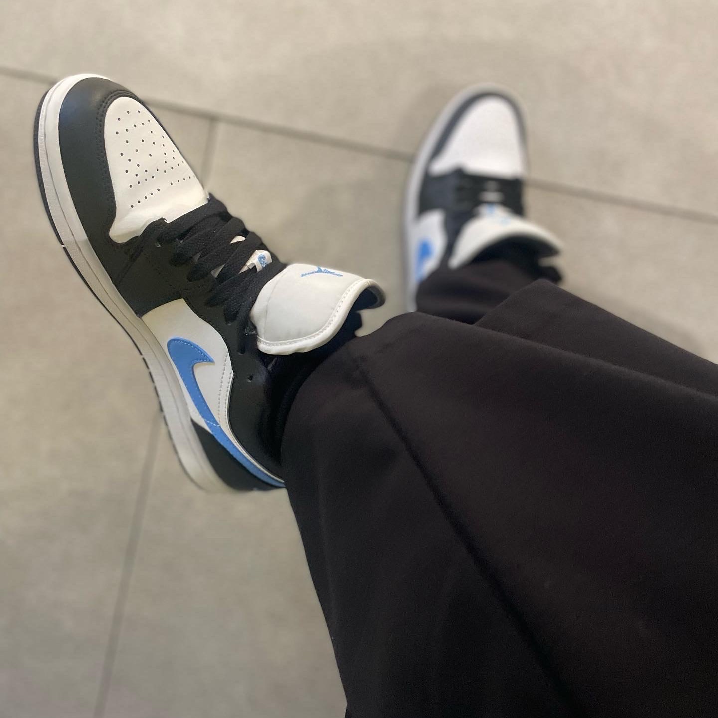 (W) Jordan 1 Low Black University Blue 착용 스타일 - 1