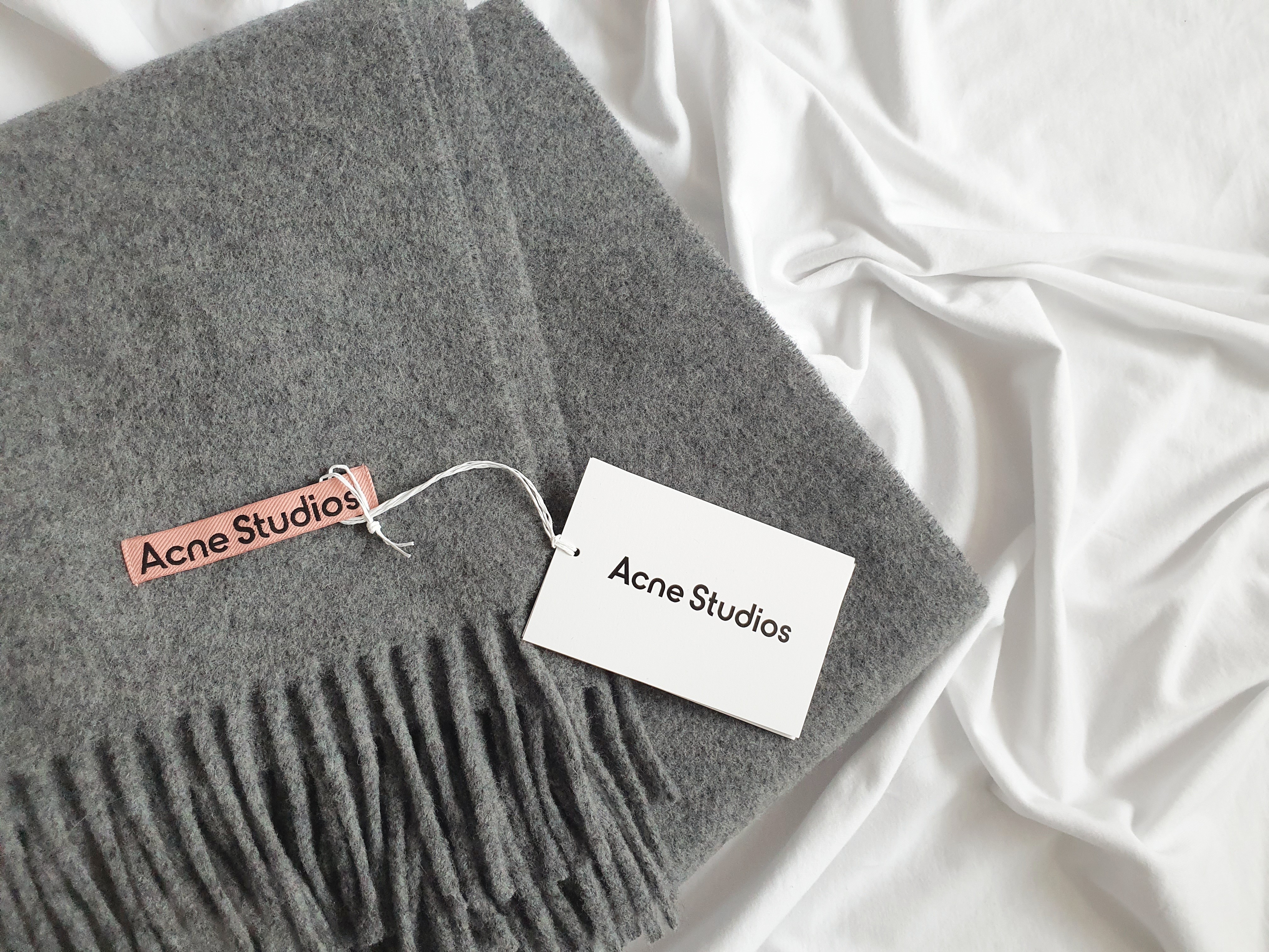 Acne Studios Canada Narrow New Wool Muffler Grey Melange 착용 스타일