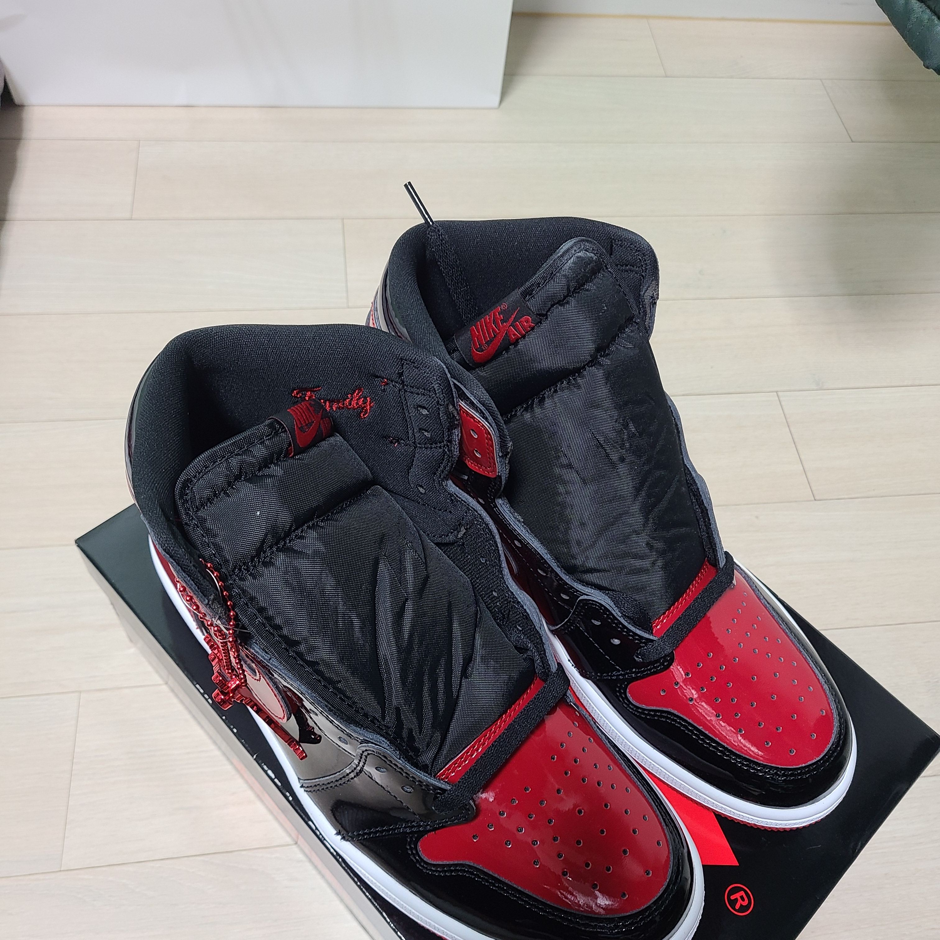 Jordan 1 Retro High OG Patent Bred 착용 스타일 - 2