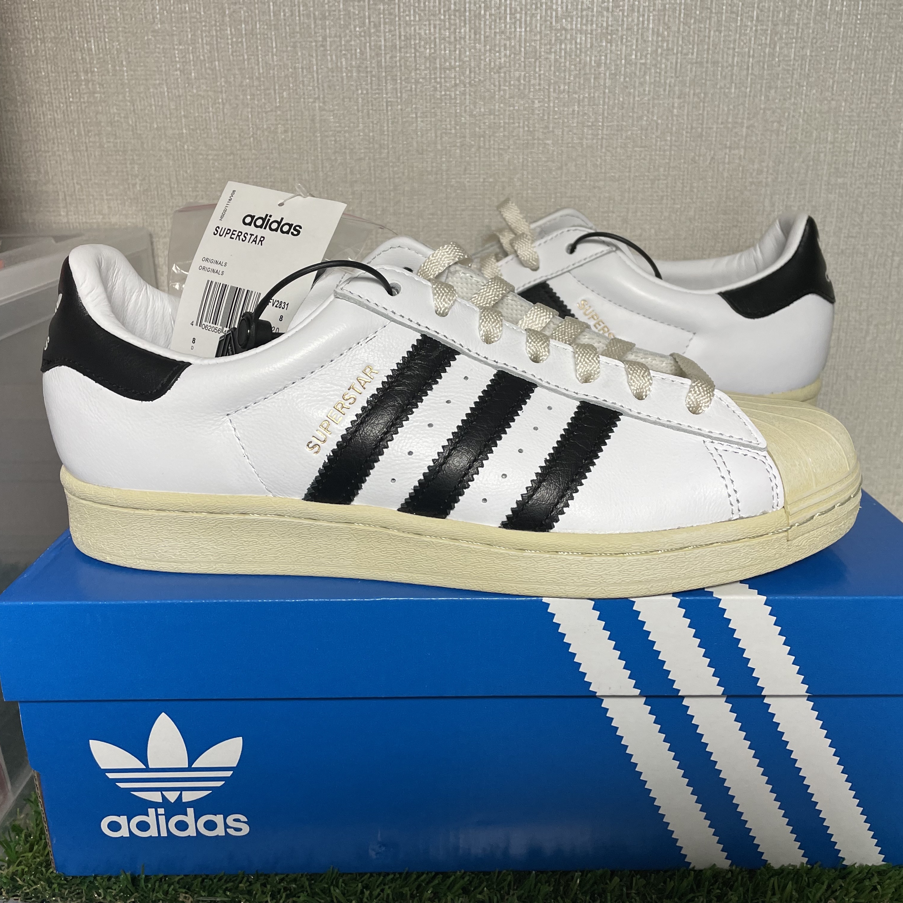 Adidas Superstar Premium White Black 착용 스타일 - 1
