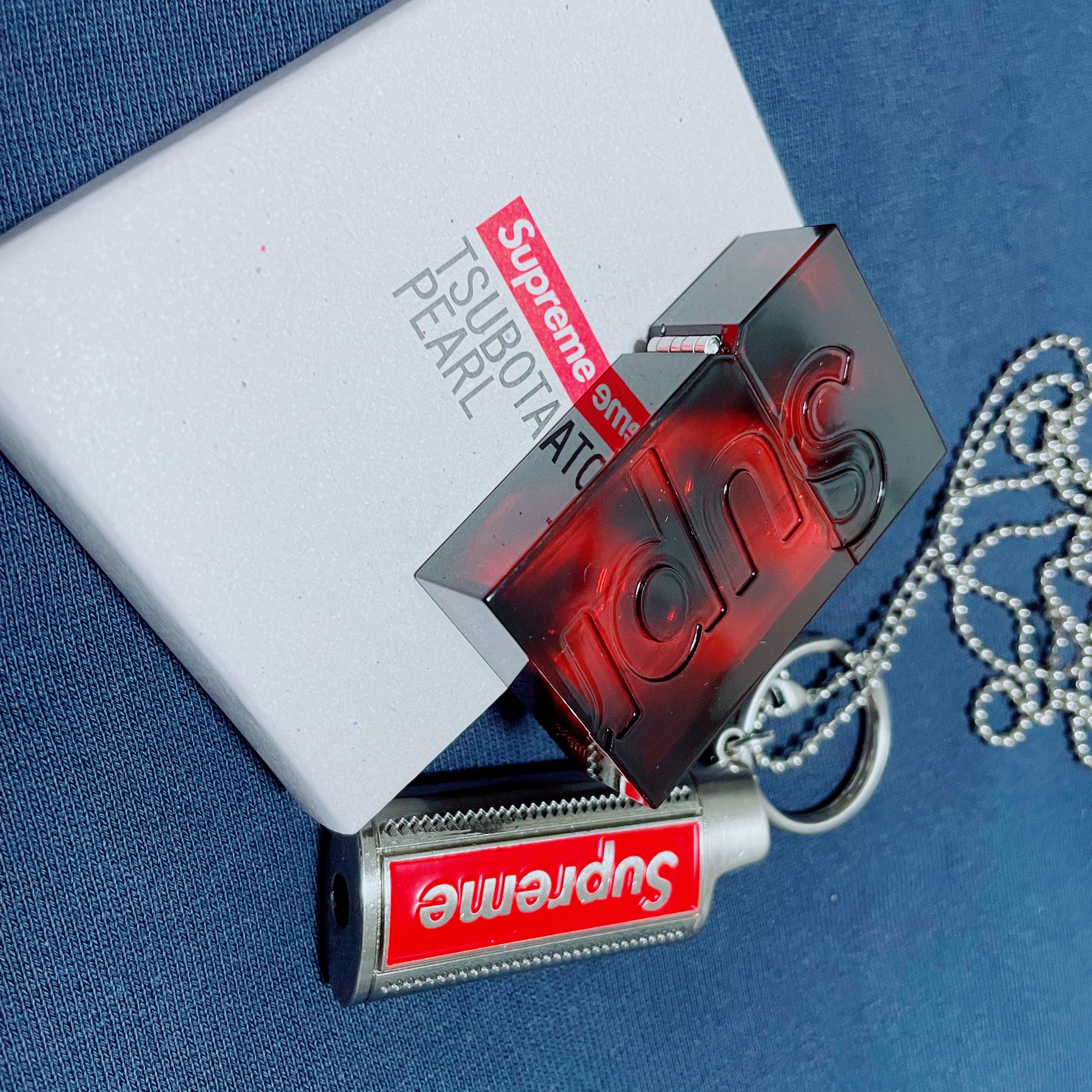 Supreme x Tsubota Pearl Hard Edge Lighter Red - 21FW, Supreme Metal Lighter Holster - 19SS 착용 스타일 - 1