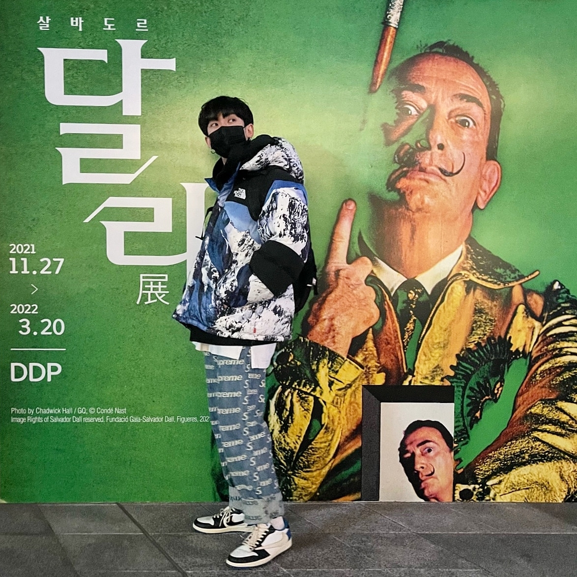 Supreme x The North Face Mountain Baltoro Jacket Blue White - 17FW, Supreme Frayed Logos Regular Jean Blue - 21SS 착용 스타일