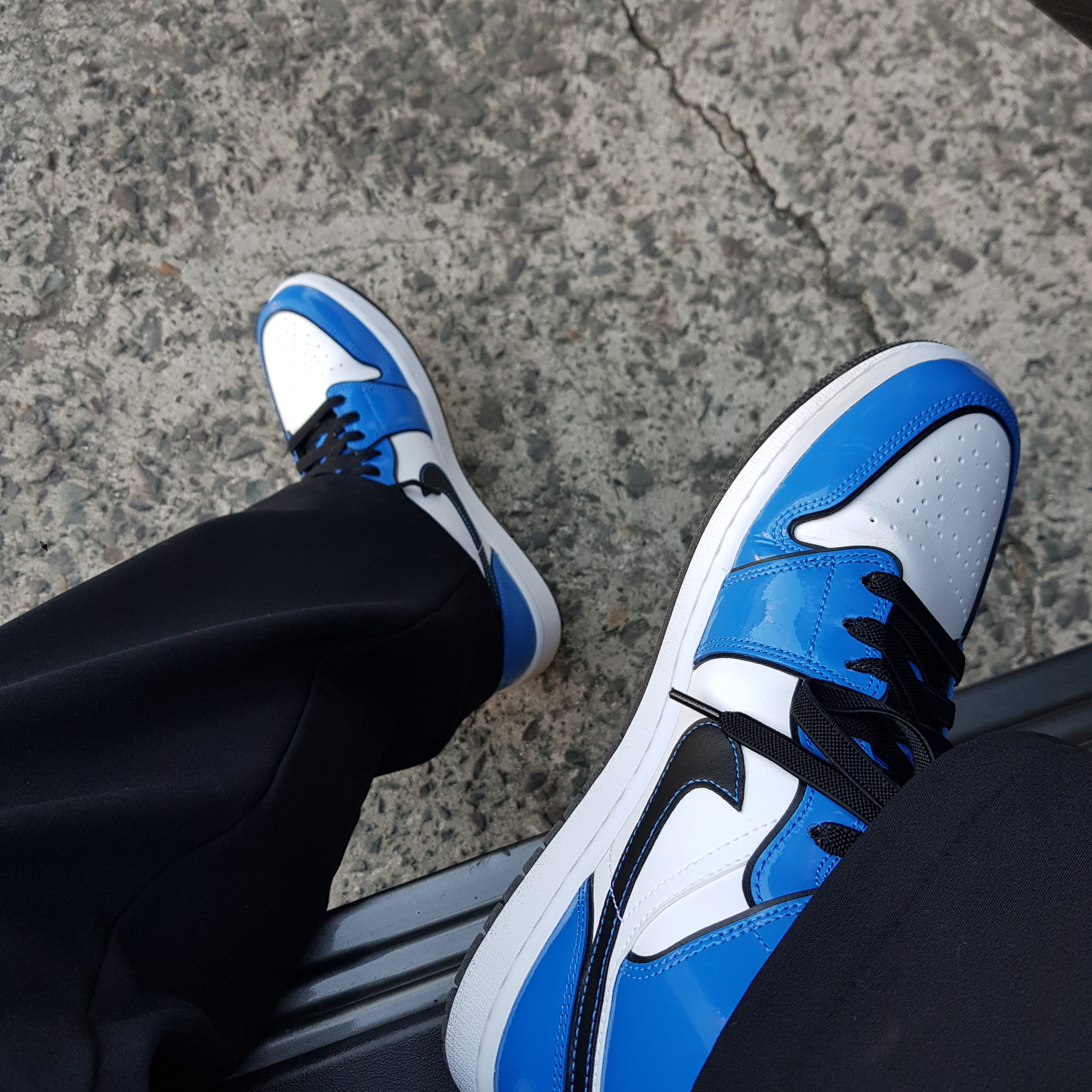 Jordan 1 Mid SE Signal Blue 착용 스타일