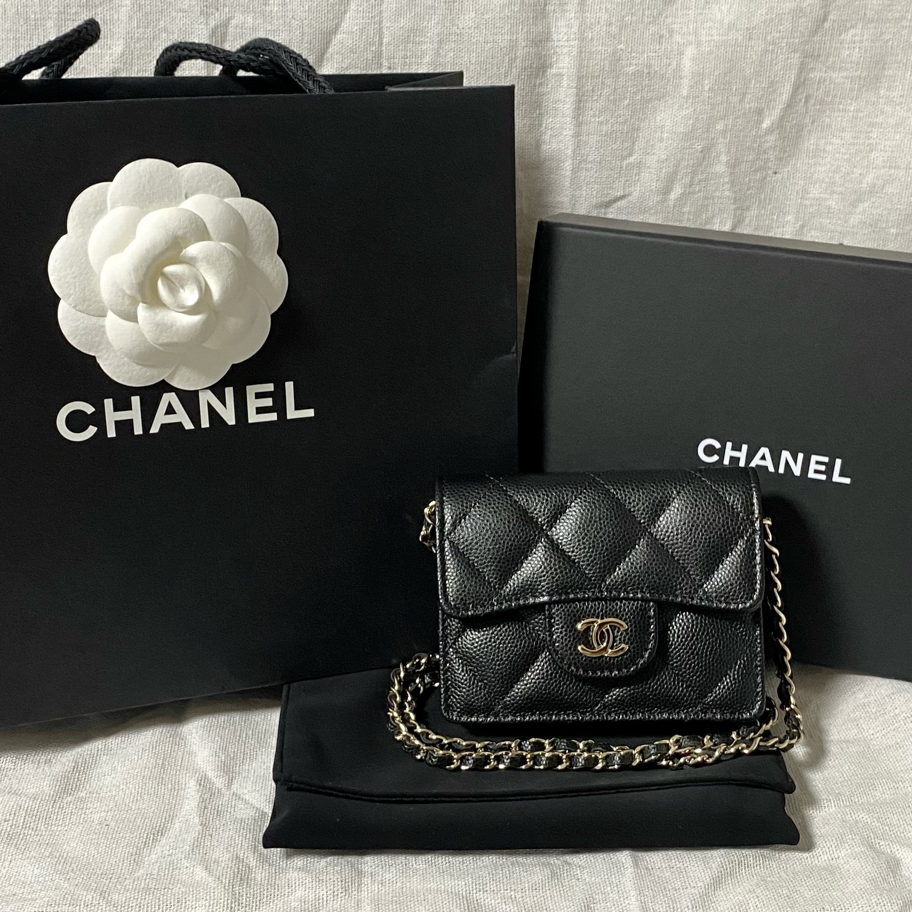 Chanel Classic Flap Card Holder With Chain Grained Calfskin & Gold Black 착용 스타일 - 1