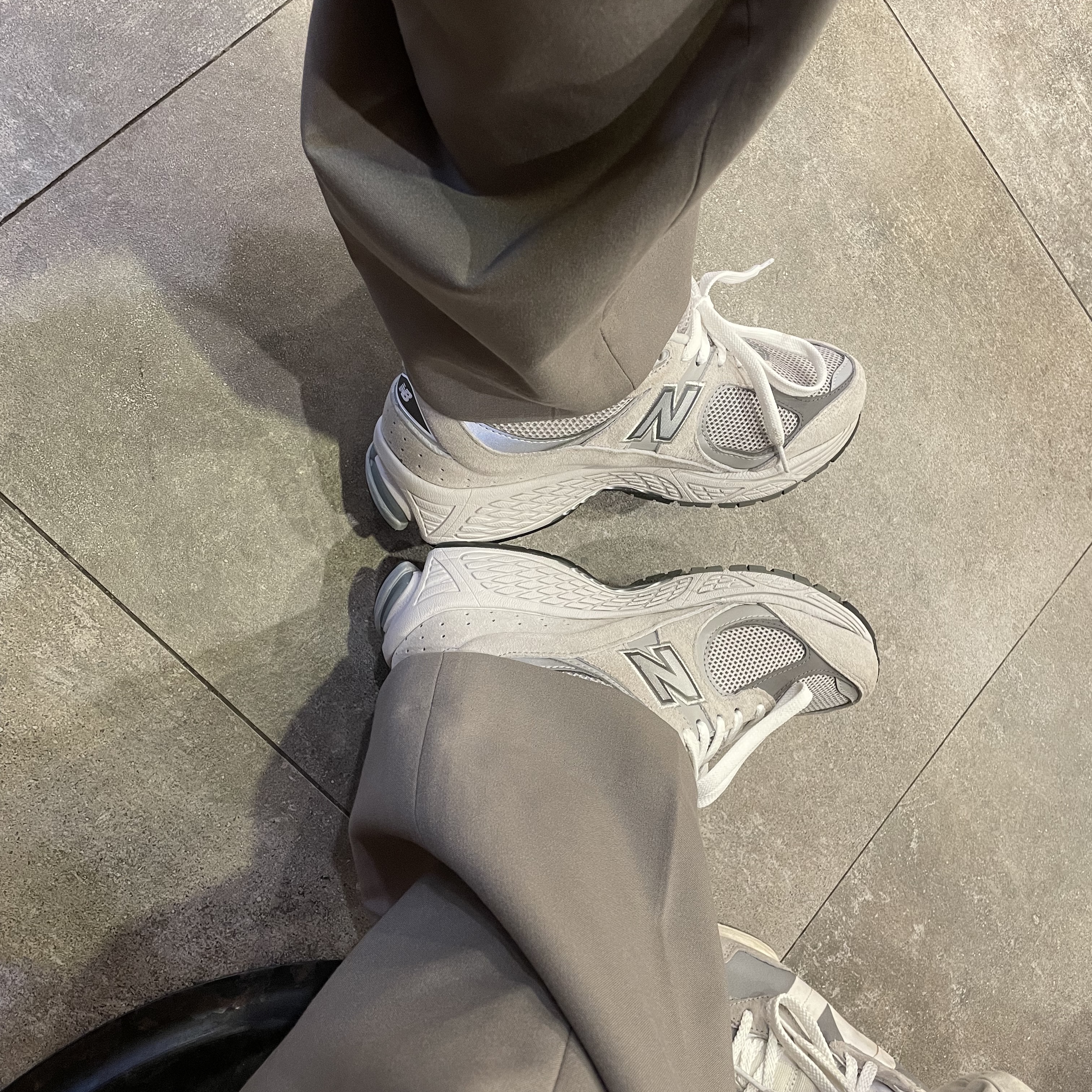 New Balance 2002R T2 Gray 착용 스타일 - 2