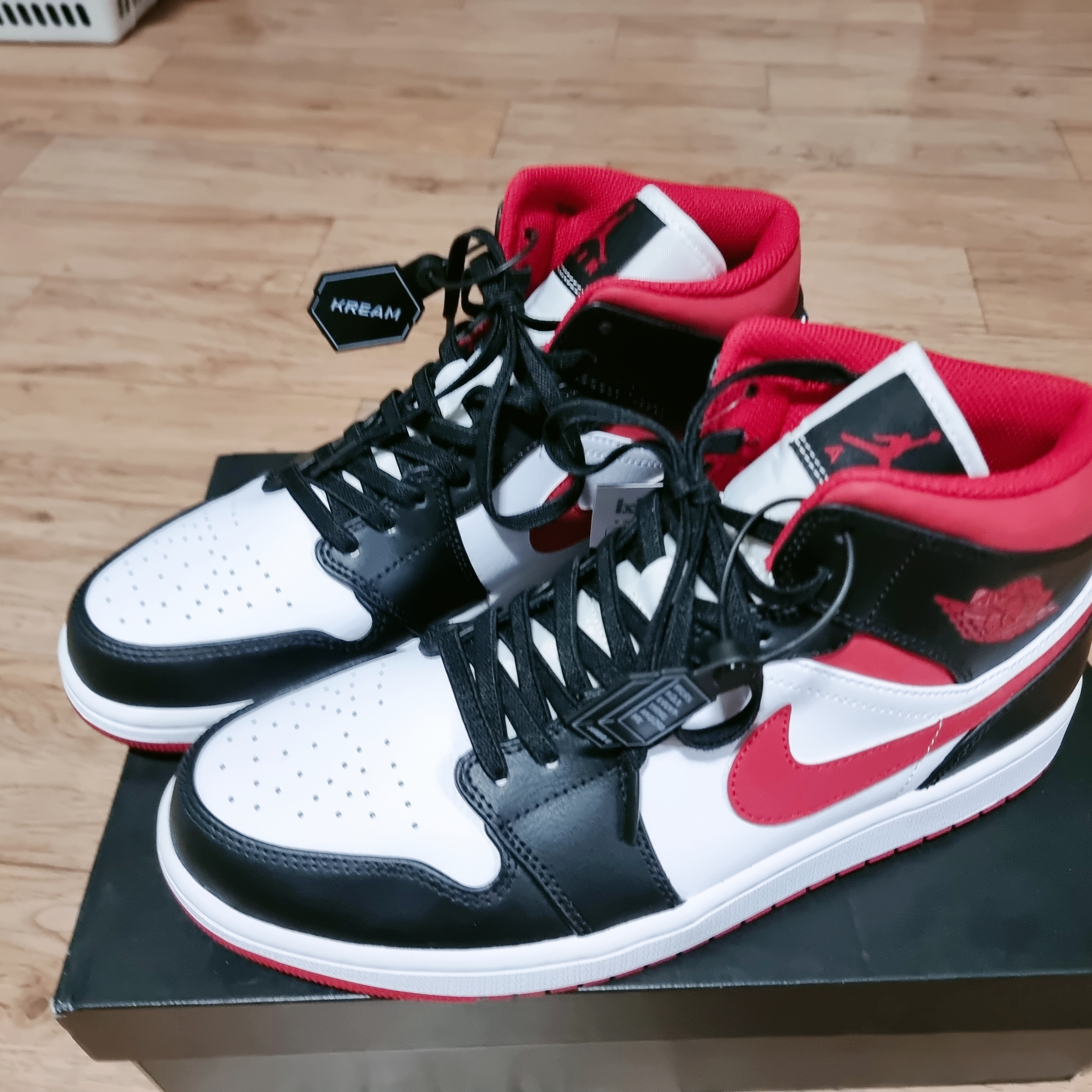 Jordan 1 Mid Gym Red Black White 착용 스타일 - 2