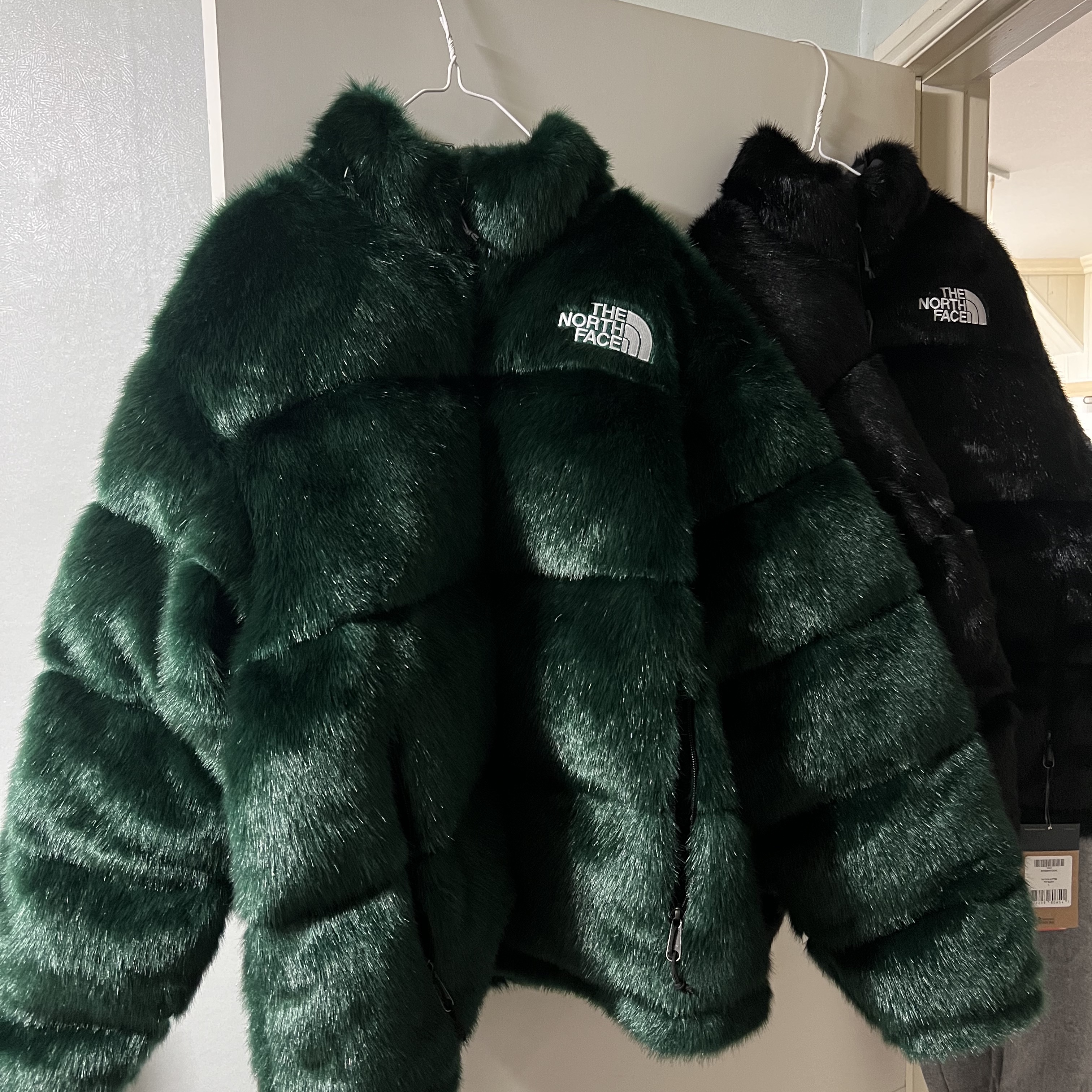 Supreme x The North Face Faux Fur Nuptse Jacket Green - 20FW, Supreme x The North Face Faux Fur Nuptse Jacket Black - 20FW 착용 스타일 - 2