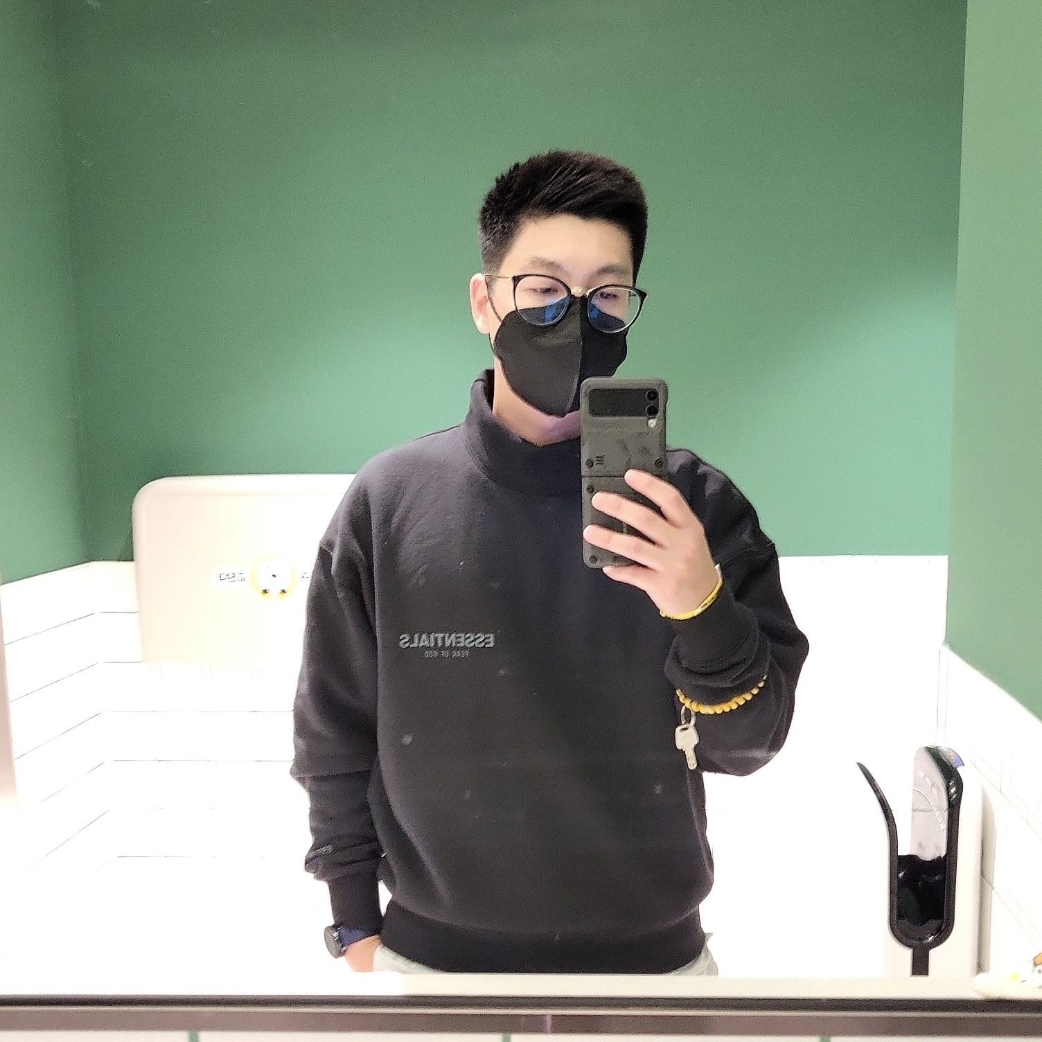 Essentials The Core Collection Pullover Mockneck Black 착용 스타일
