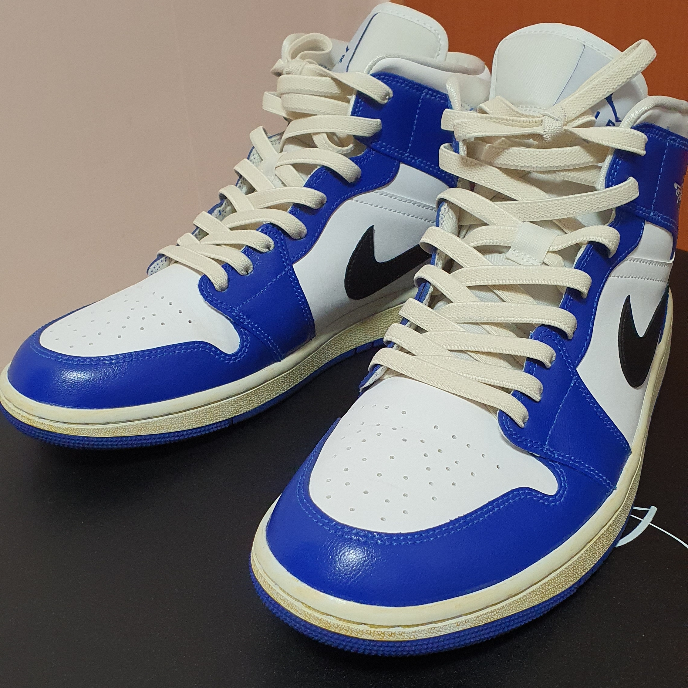 (W) Jordan 1 Mid White Hyper Royal 착용 스타일