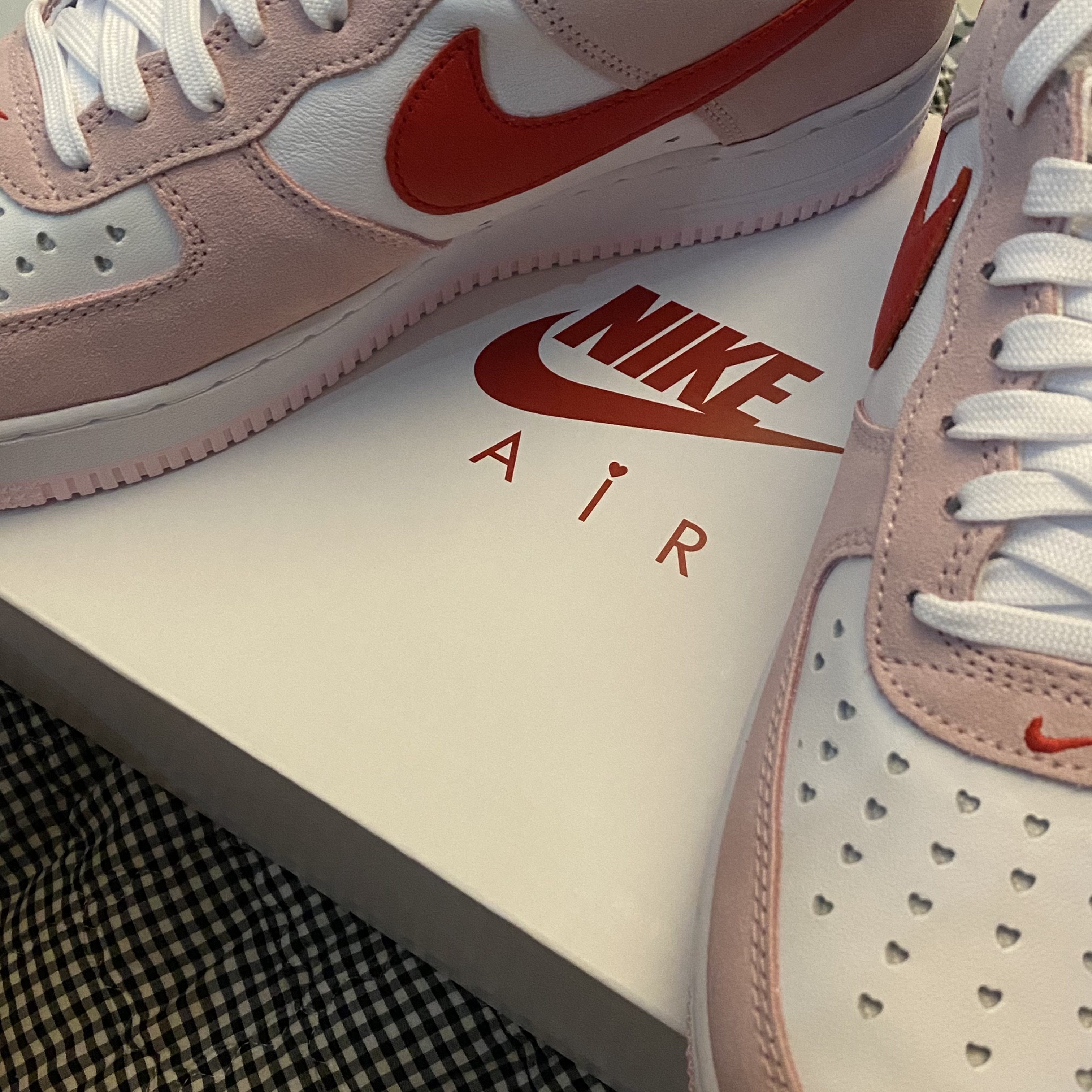 Nike Air Force 1 '07 QS Valentine's Day 착용 스타일