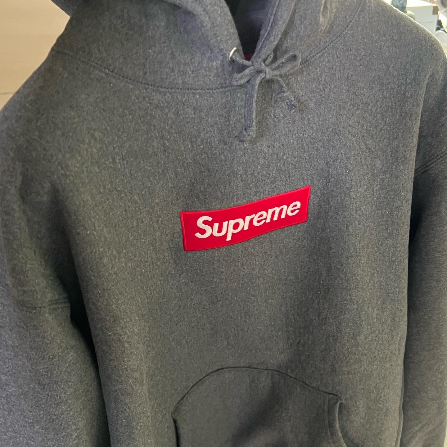 Supreme Box Logo Hooded Sweatshirt Charcoal - 21FW 착용 스타일 - 3