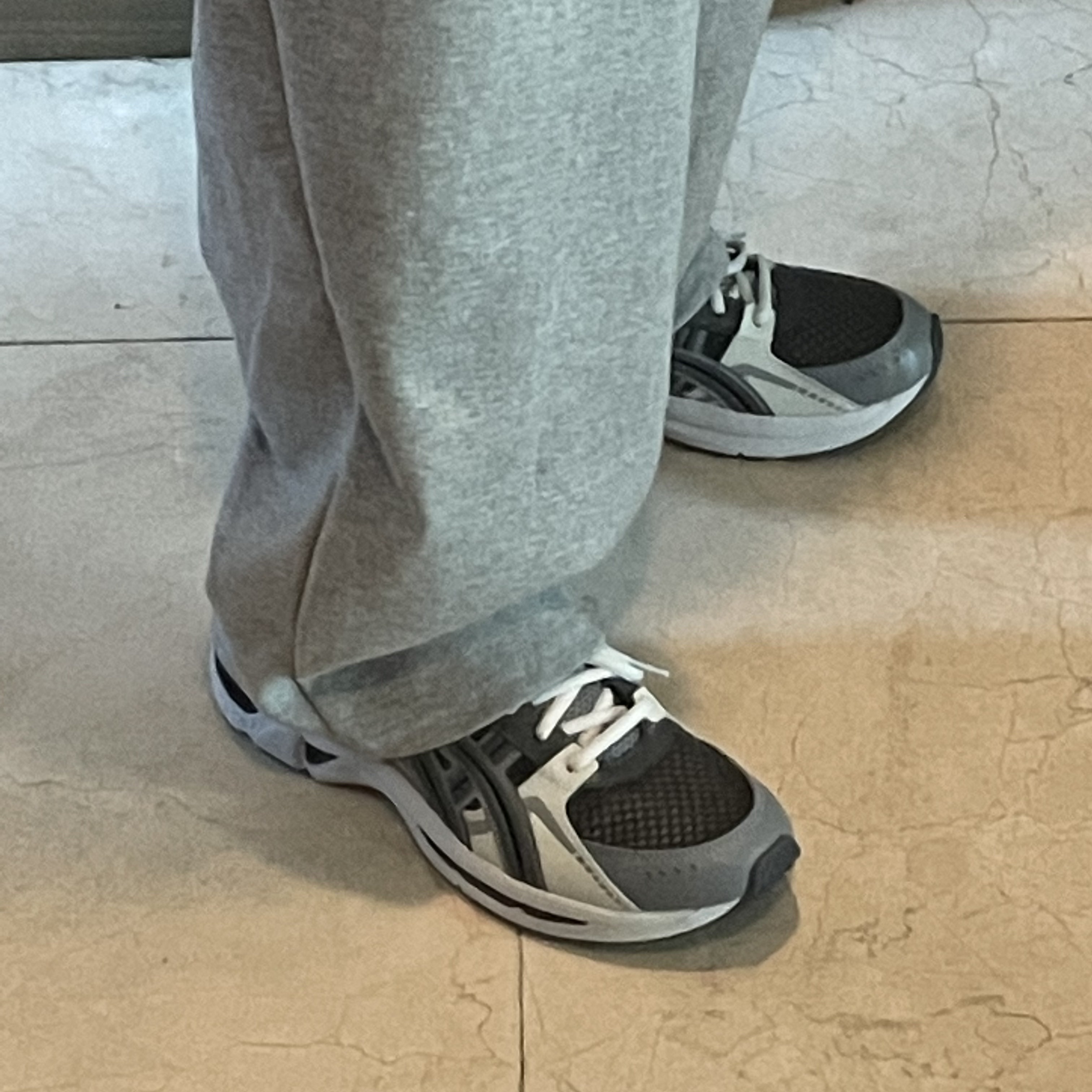 Asics Gel-Kyrios Carrier Grey 착용 스타일