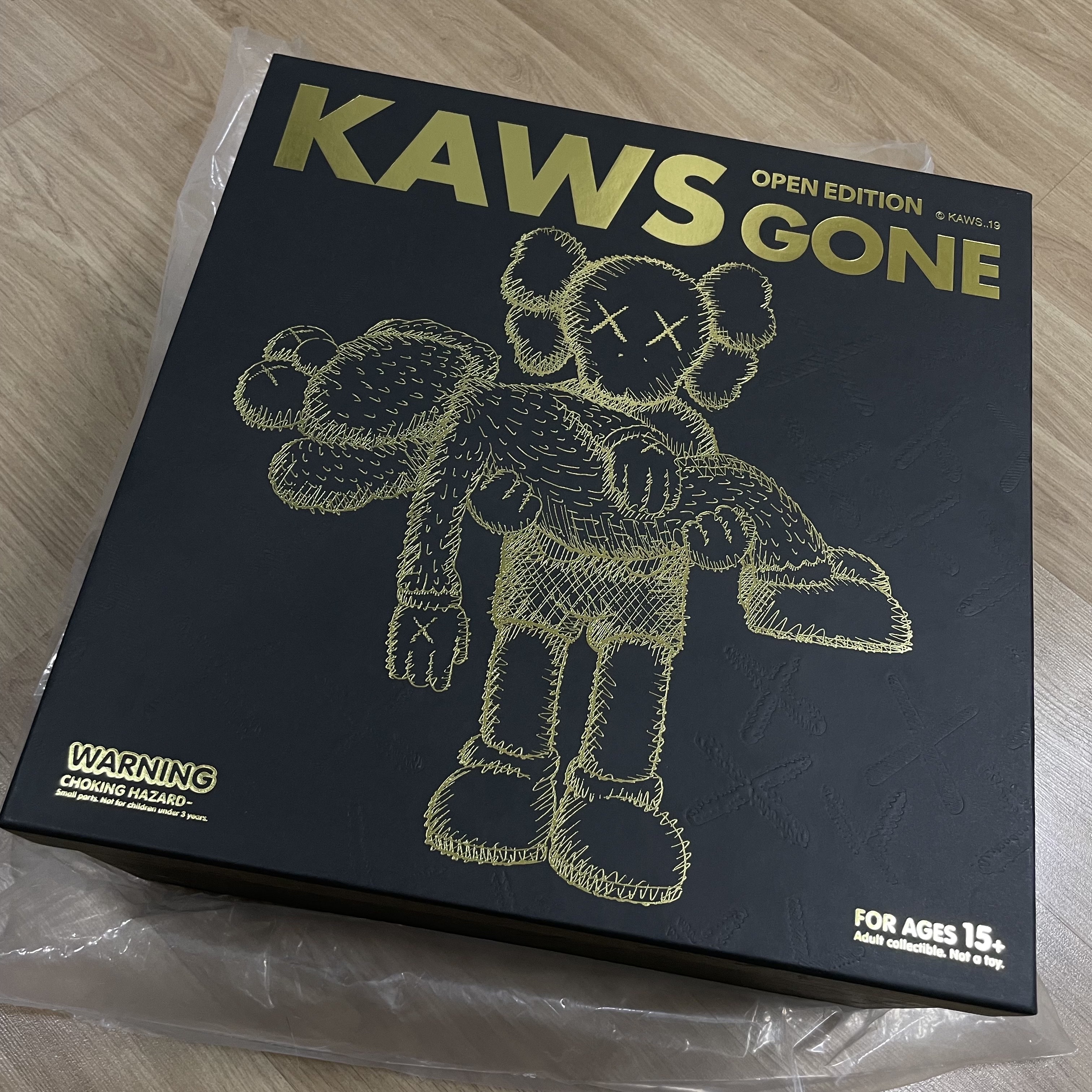 Kaws Gone Figure Black 착용 스타일 - 1