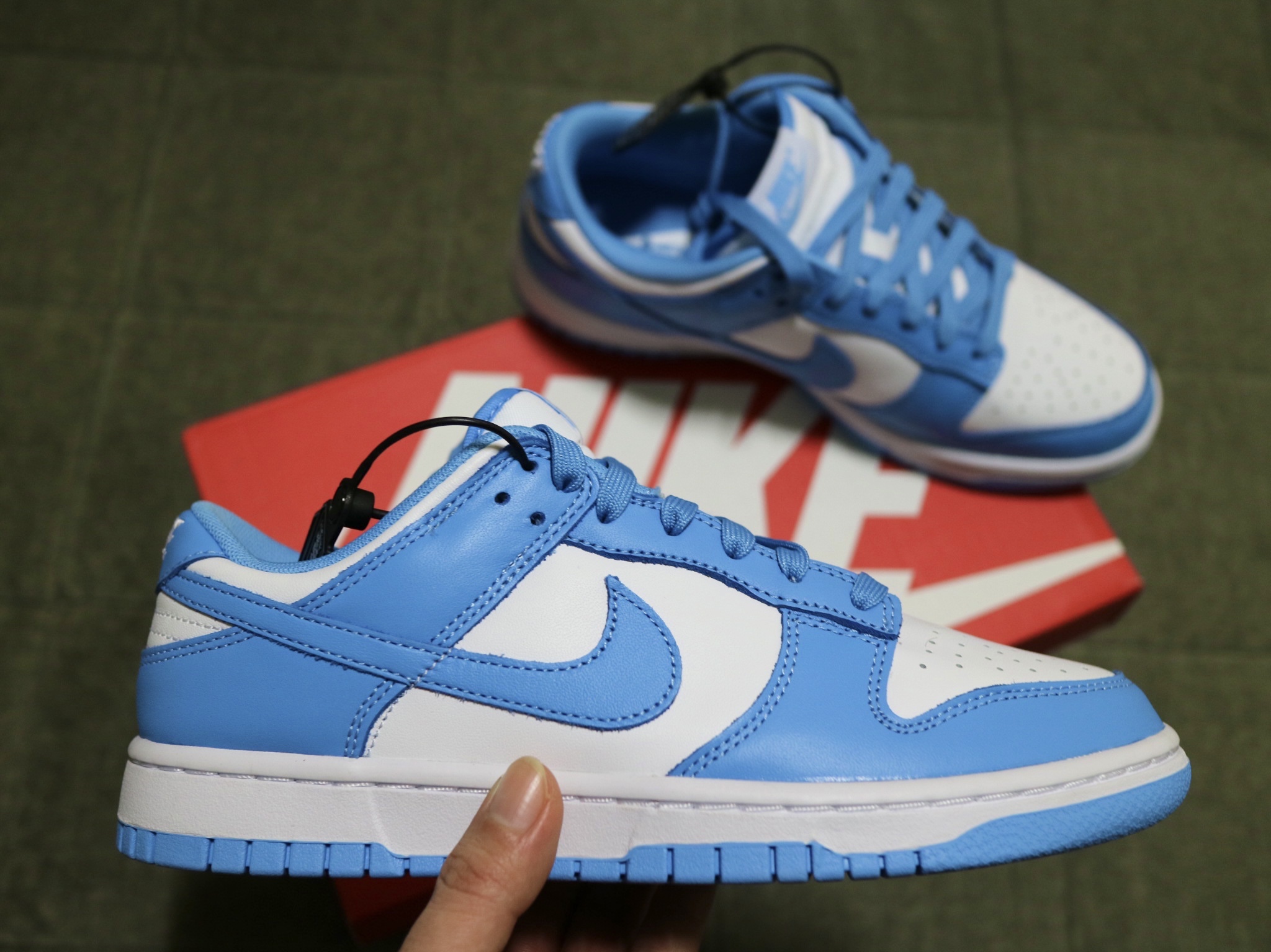 Nike Dunk Low Retro University Blue 착용 스타일 - 1