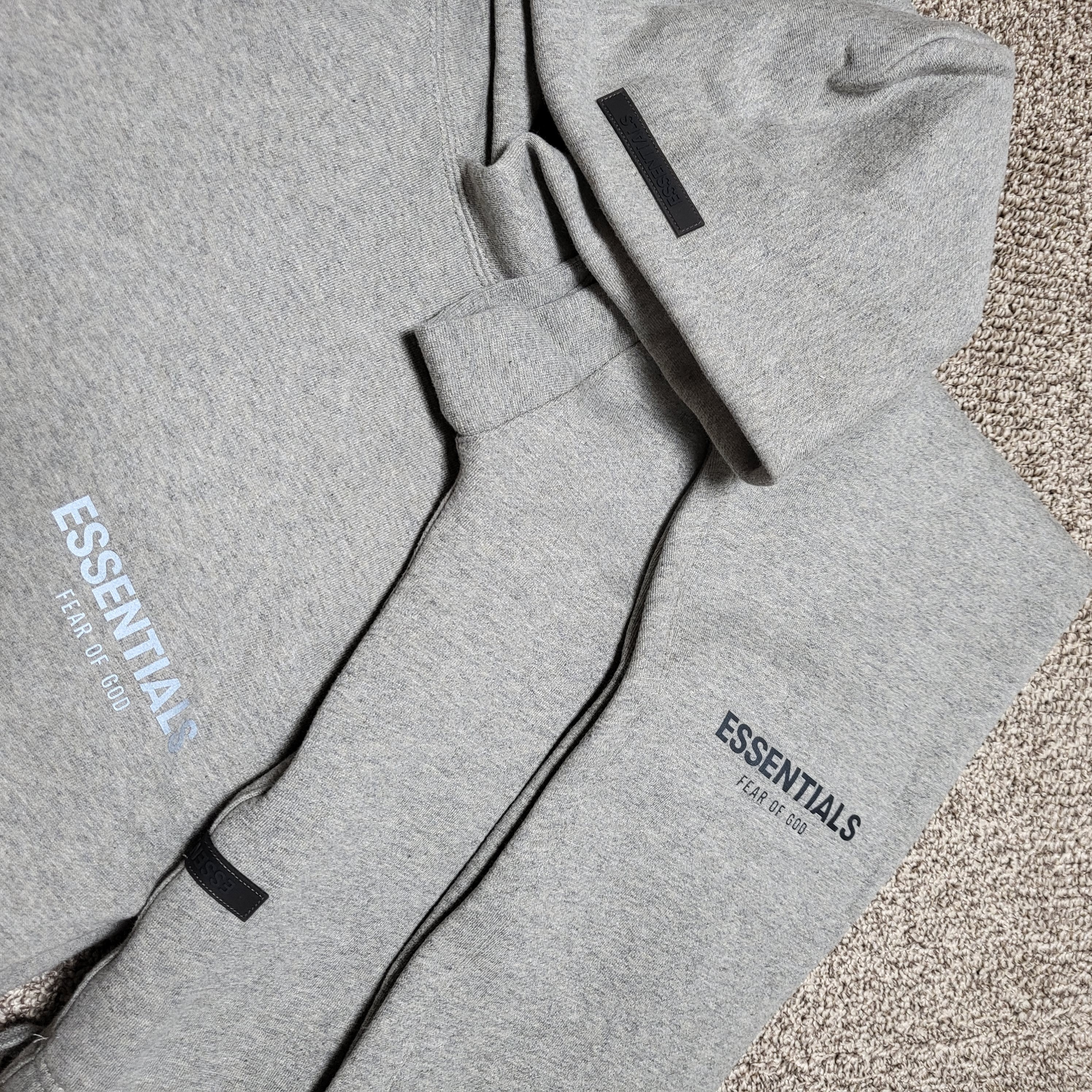 Essentials The Core Collection Pullover Hoodie Heather Oatmeal, Essentials The Core Collection Sweatpants Oatmeal 착용 스타일
