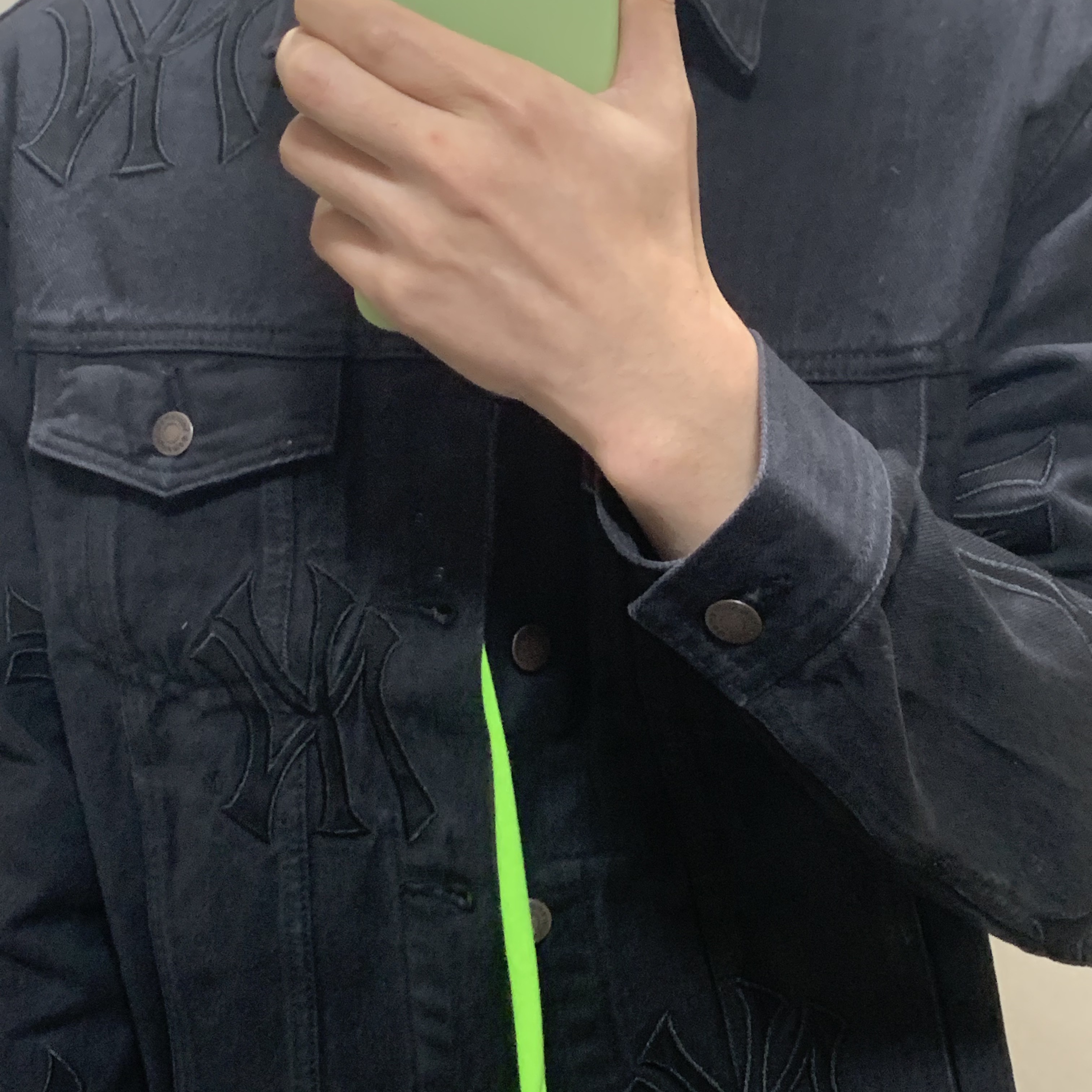 Supreme x New York Yankees Denim Trucker Jacket Washed Black - 21FW 착용 스타일 - 2