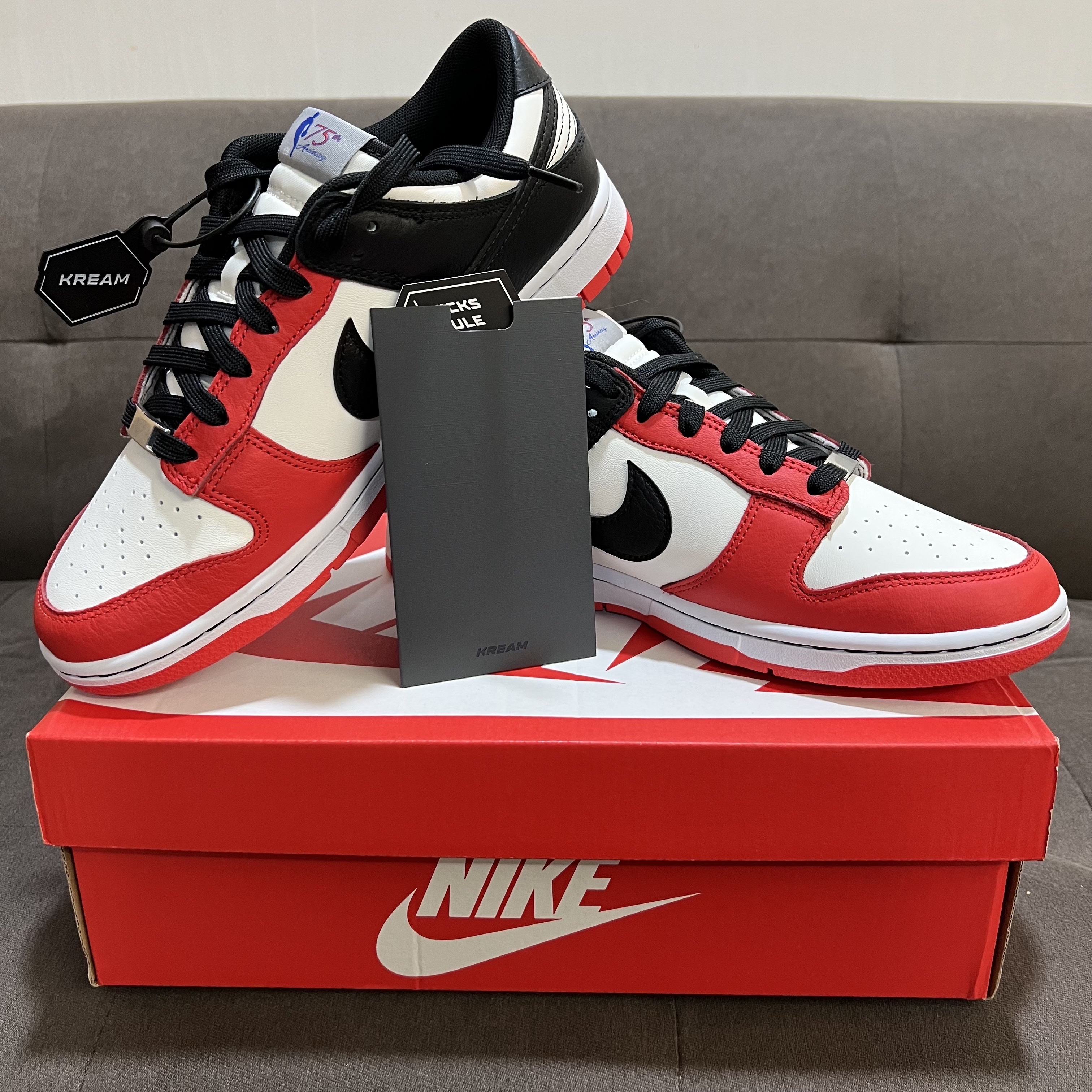 Nike x NBA Dunk Low Retro EMB Black and Chile Red 착용 스타일 - 1