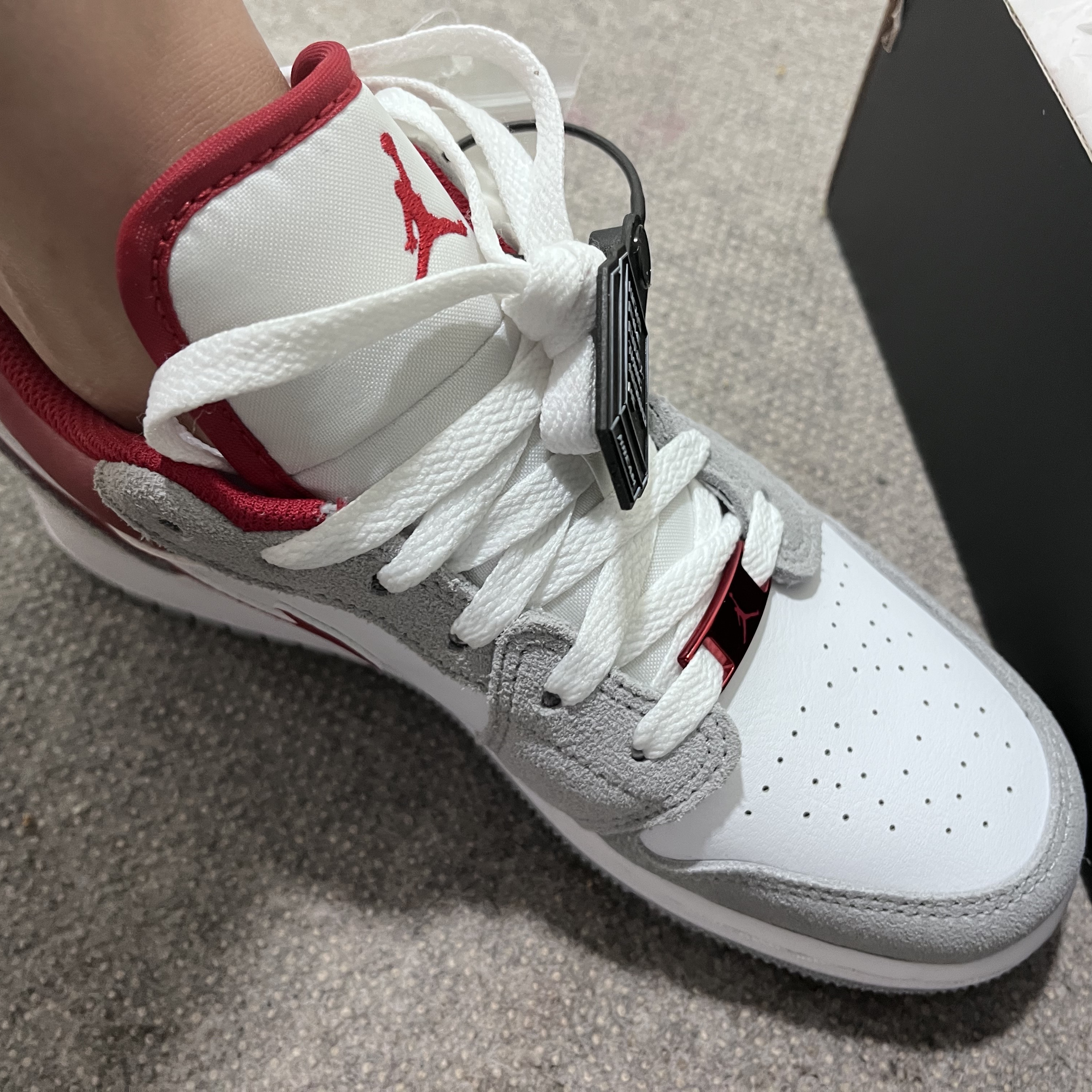 (GS) Jordan 1 Low SE Light Smoke Grey Gym Red 착용 스타일 - 1