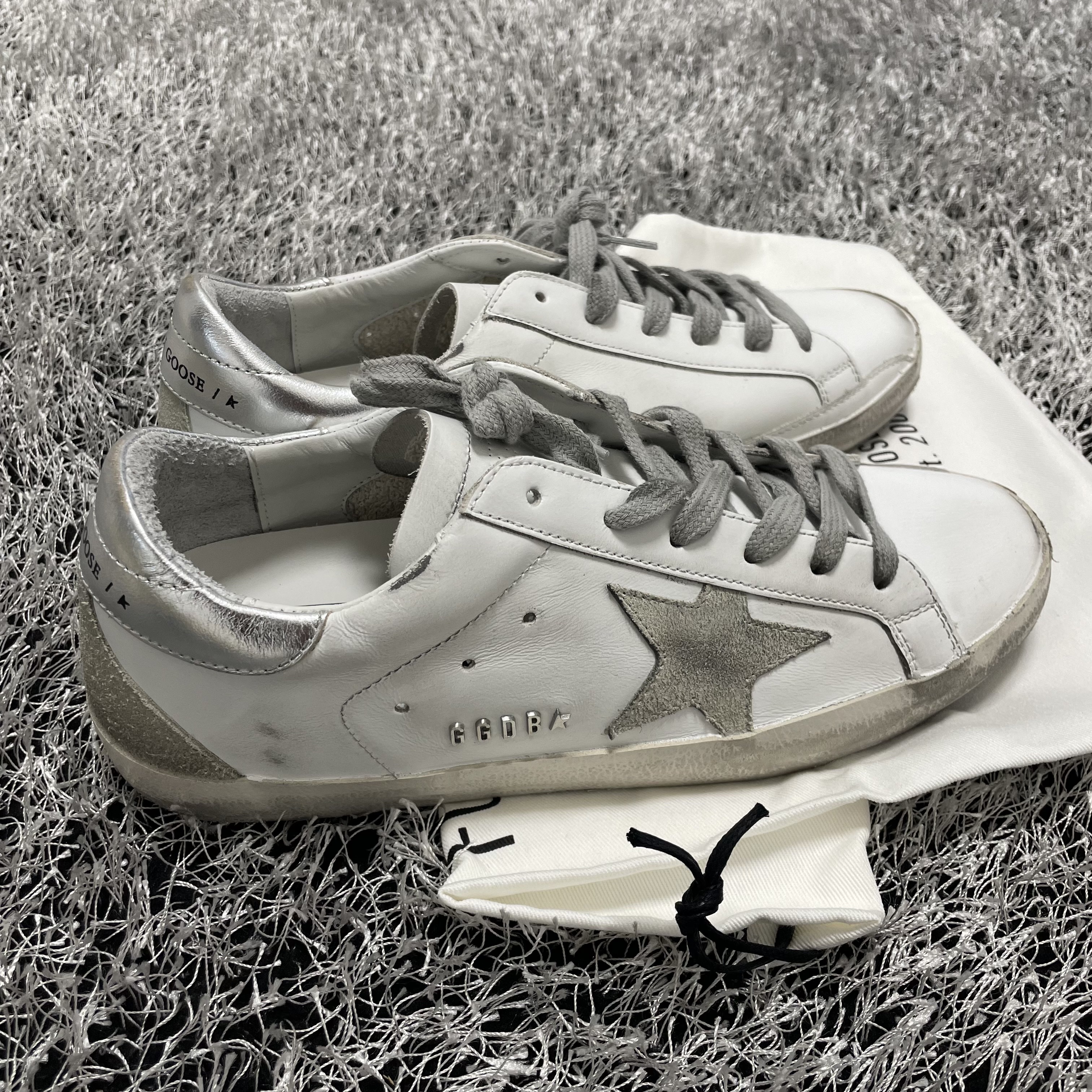 (W) Golden Goose Superstar White Silver Heel Tab Sneakers 착용 스타일