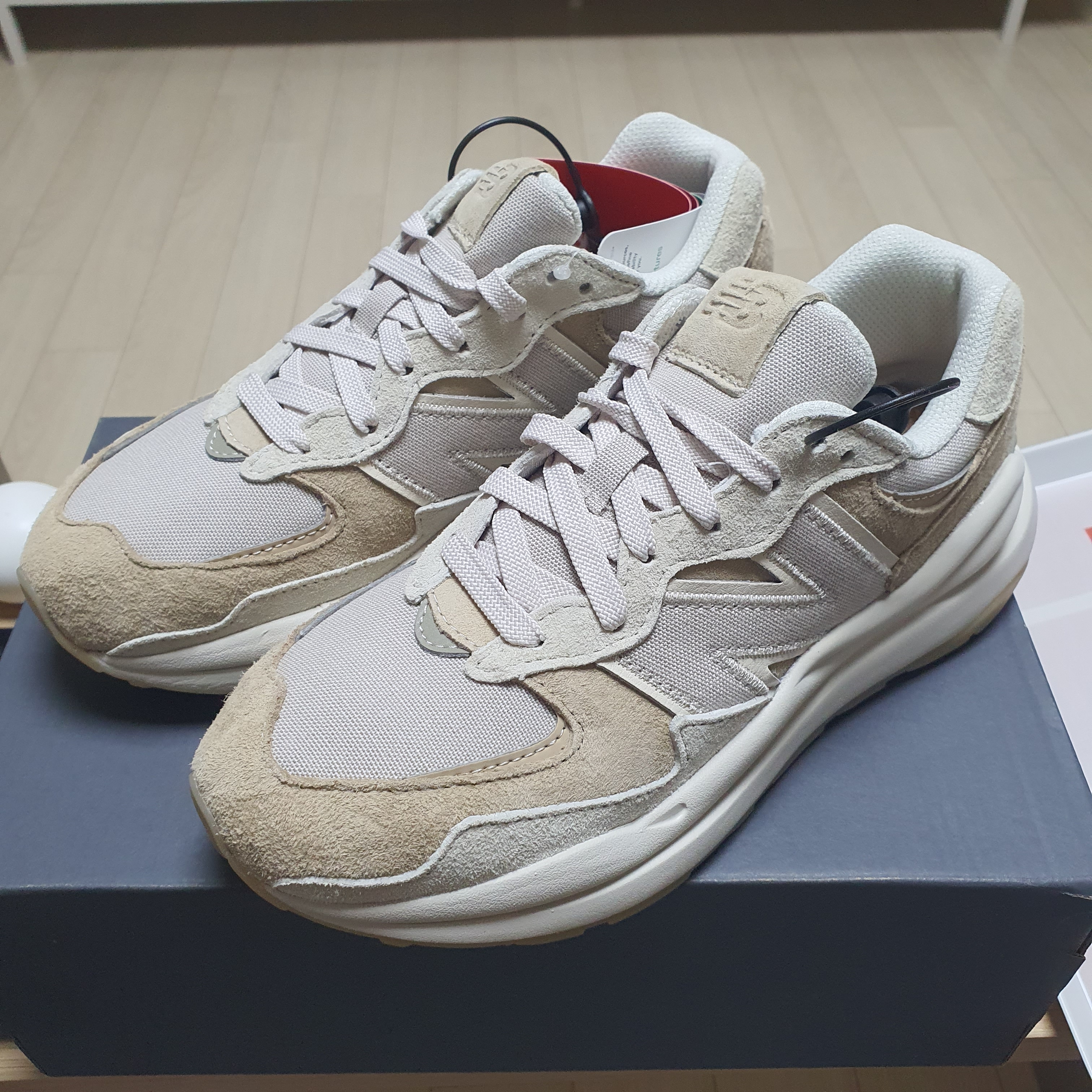 New Balance 5740 Unplugged Pack Greige 착용 스타일