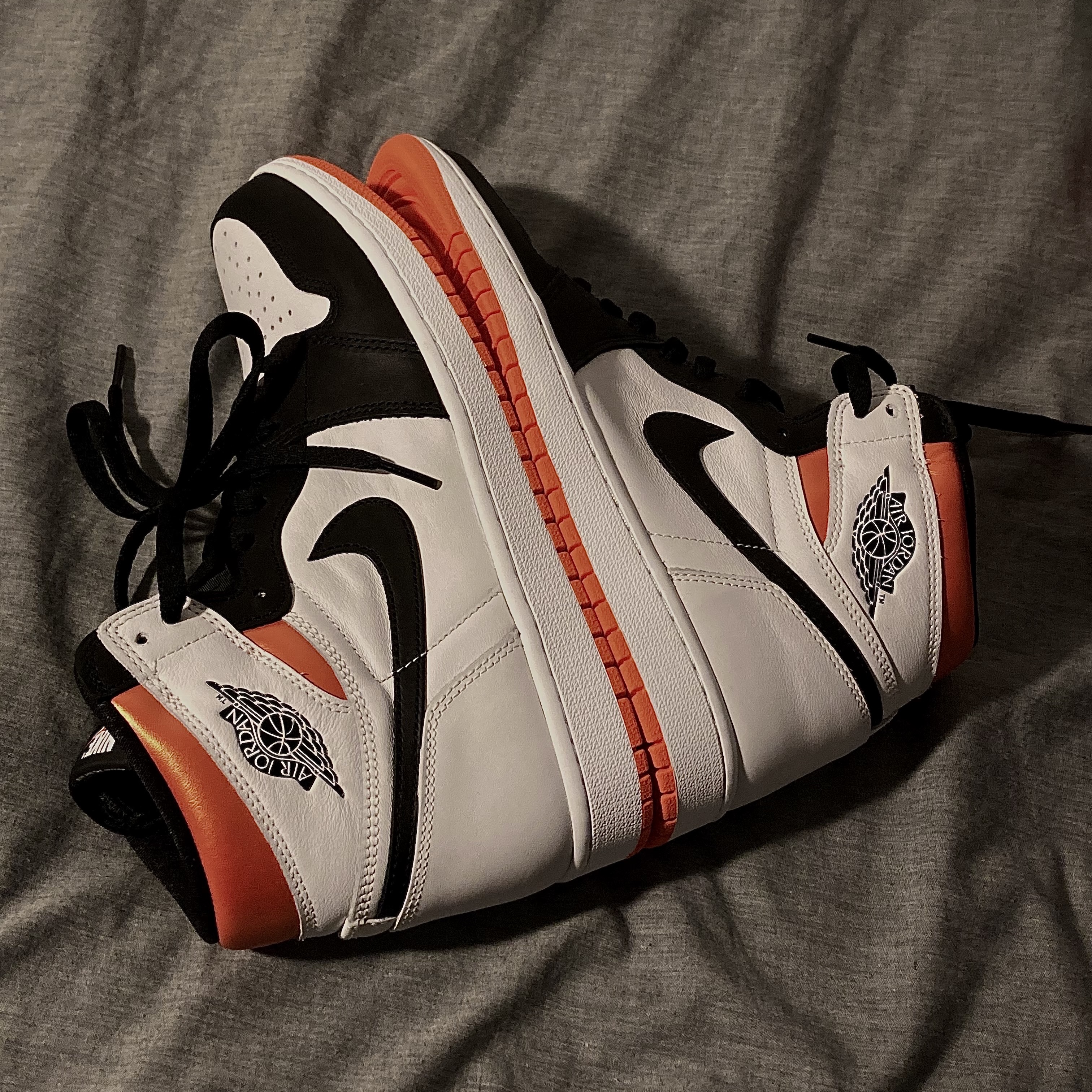 Jordan 1 Retro High OG Electro Orange 착용 스타일