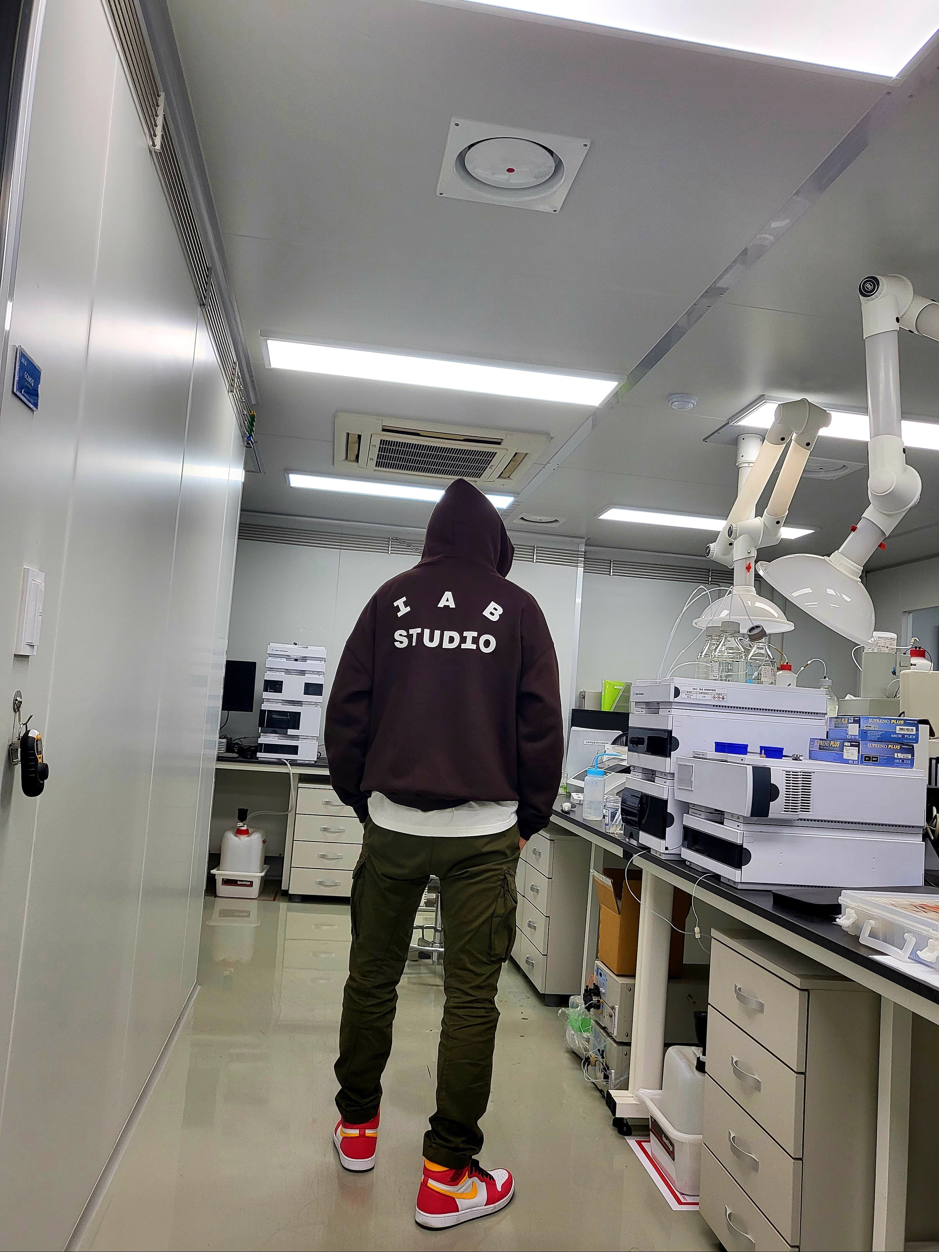 IAB Studio Hoodie Brown, Jordan 1 Retro High OG Light Fusion Red 착용 스타일