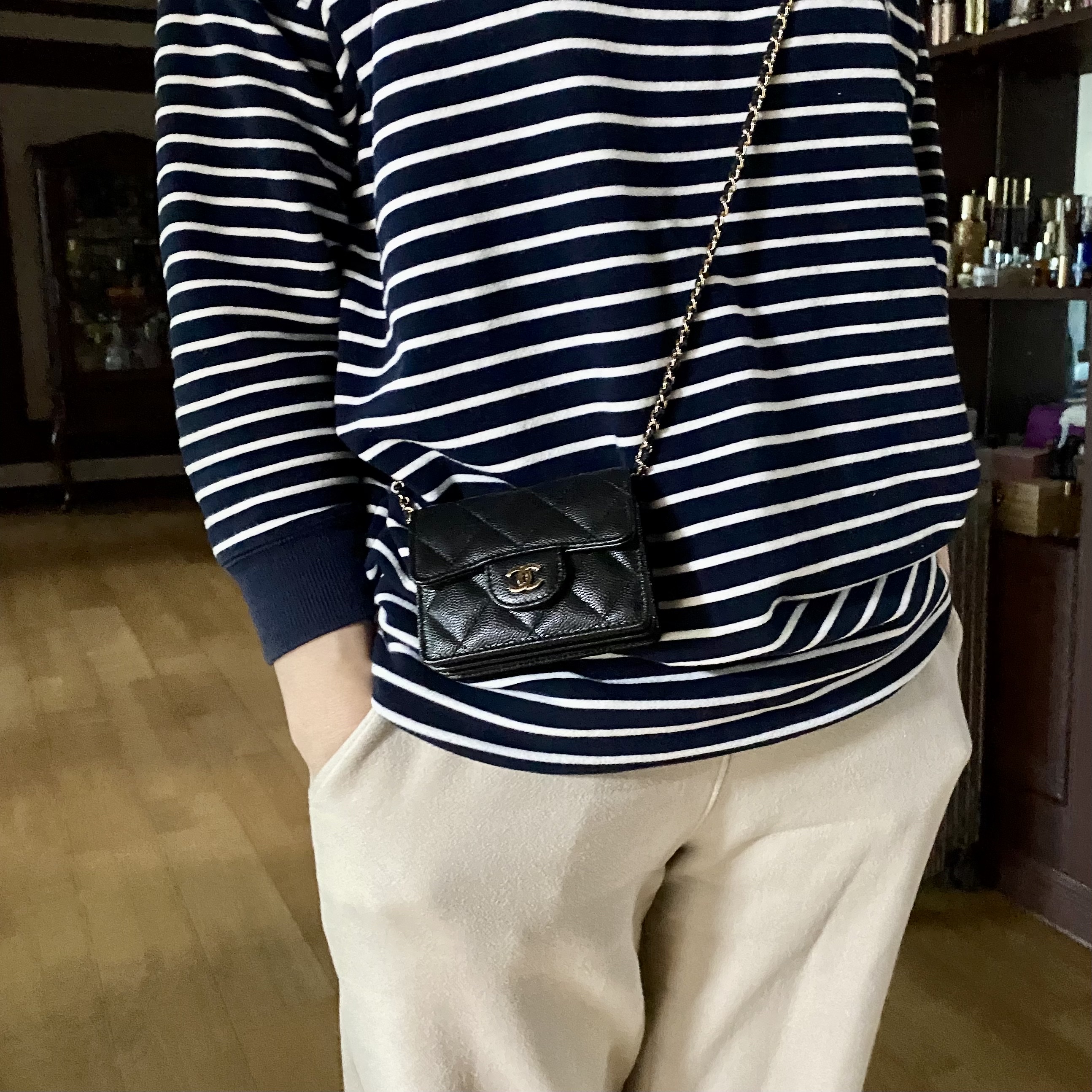 Chanel Classic Flap Card Holder With Chain Grained Calfskin & Gold Black 착용 스타일 - 2
